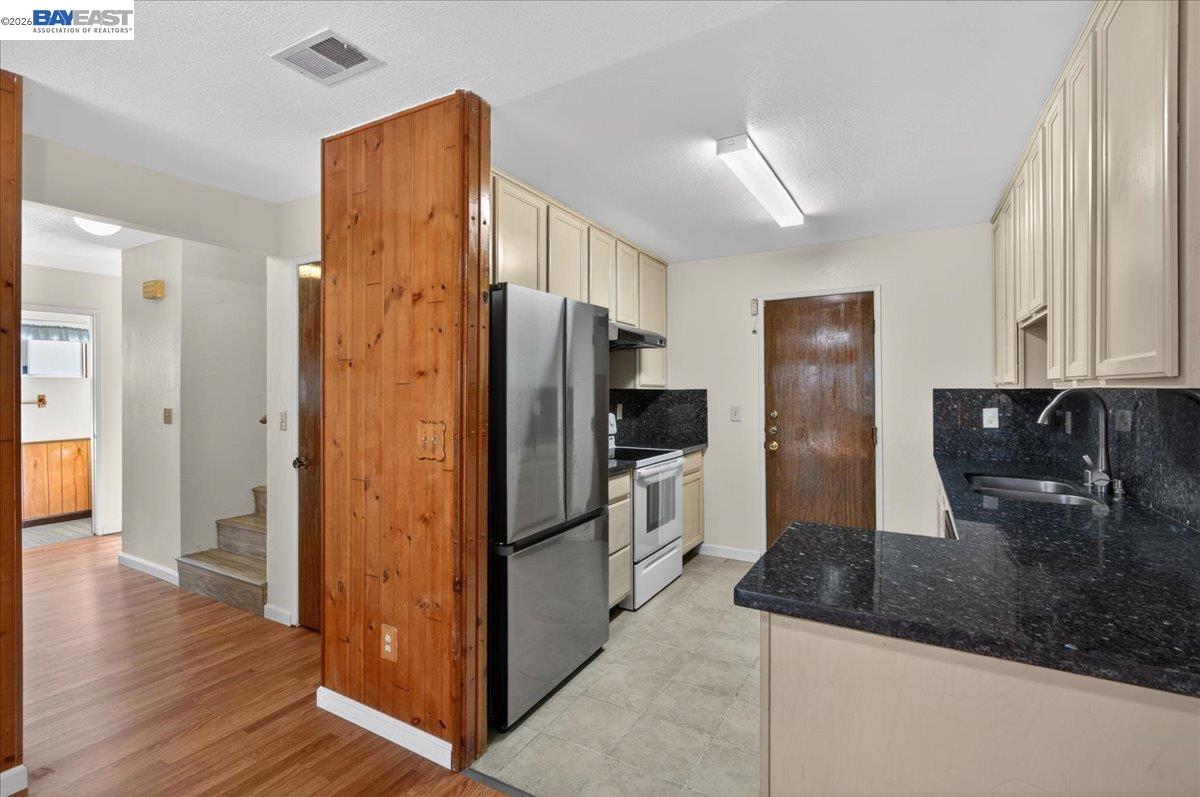 Detail Gallery Image 9 of 29 For 8373 Locust Pl, Dublin,  CA 94568 - 4 Beds | 2/1 Baths