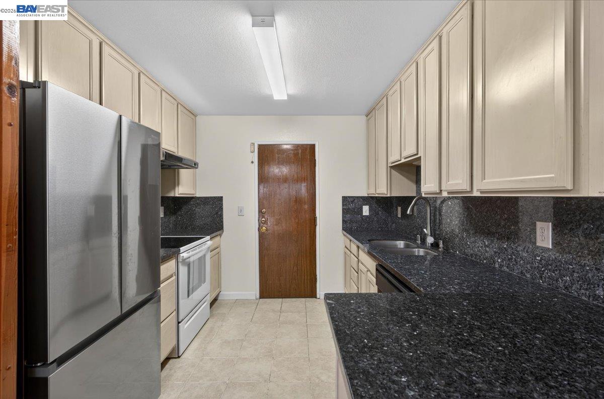 Detail Gallery Image 10 of 29 For 8373 Locust Pl, Dublin,  CA 94568 - 4 Beds | 2/1 Baths