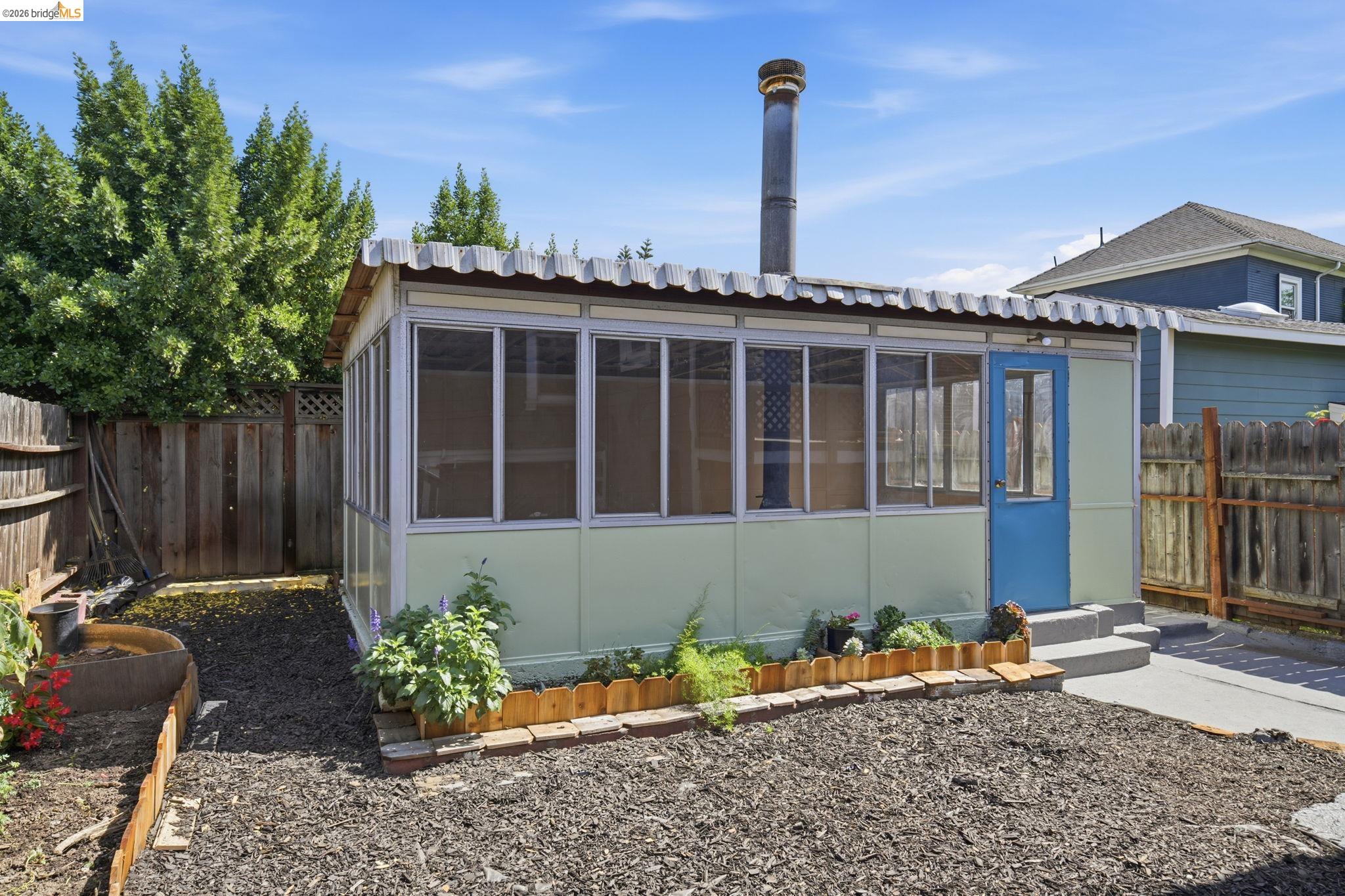 Detail Gallery Image 2 of 58 For 3316 Market St, Oakland,  CA 94608 - 3 Beds | 3 Baths