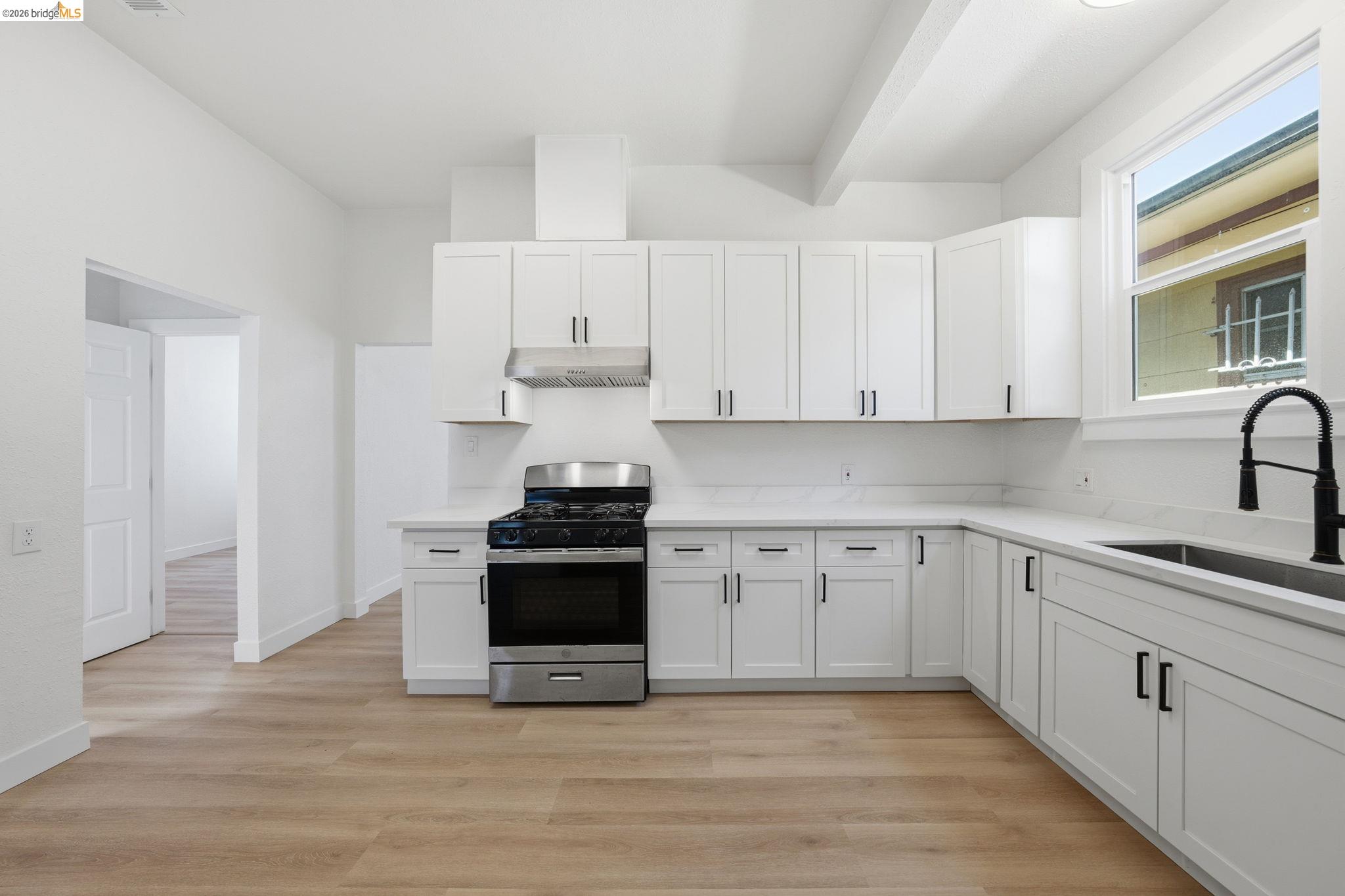 Detail Gallery Image 11 of 58 For 3316 Market St, Oakland,  CA 94608 - 3 Beds | 3 Baths