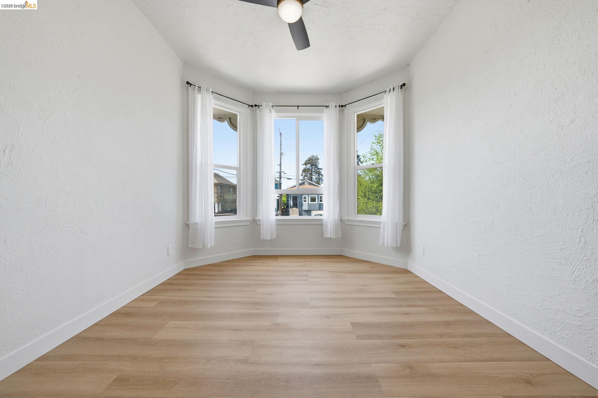 Detail Gallery Image 4 of 58 For 3316 Market St, Oakland,  CA 94608 - 3 Beds | 3 Baths