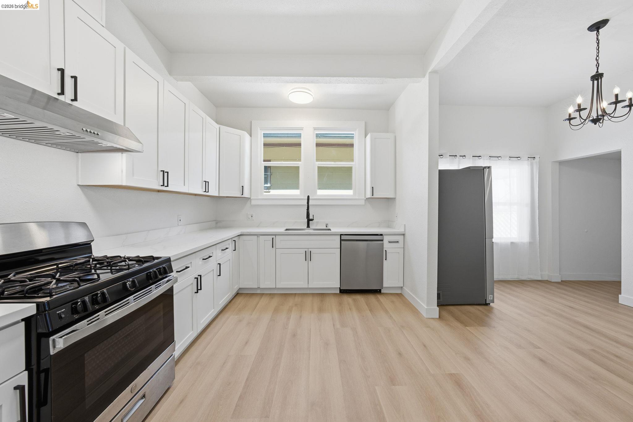 Detail Gallery Image 10 of 58 For 3316 Market St, Oakland,  CA 94608 - 3 Beds | 3 Baths