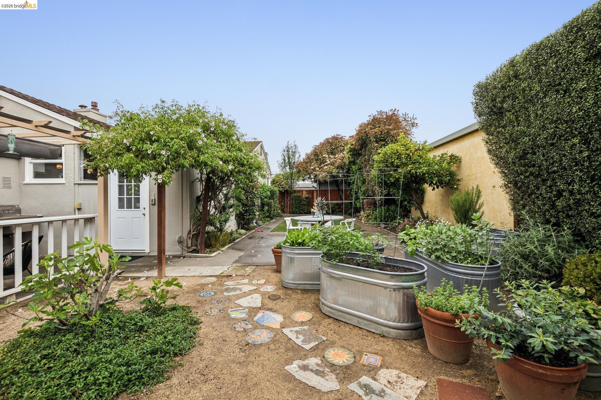 Detail Gallery Image 23 of 31 For 1920 Bradhoff Ave, San Leandro,  CA 94577 - 2 Beds | 1 Baths