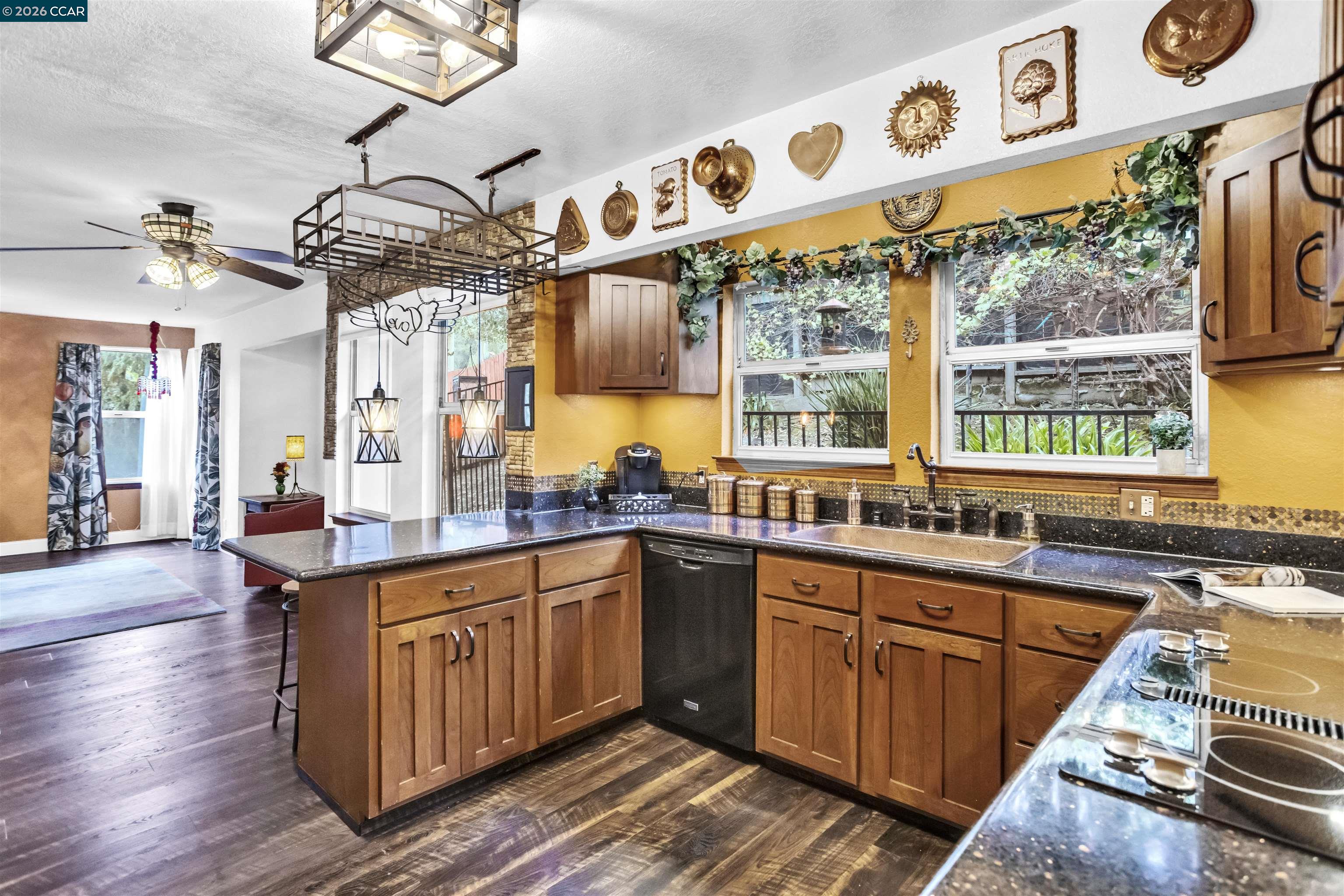 Detail Gallery Image 16 of 41 For 5260 a Sunset Dr, El Sobrante,  CA 94803 - 3 Beds | 2/1 Baths