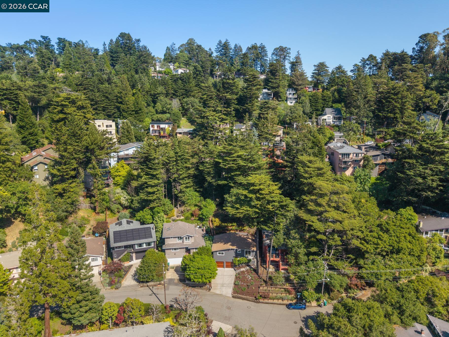 Detail Gallery Image 2 of 47 For 6728 Aitken Dr, Oakland,  CA 94611 - 2 Beds | 1 Baths