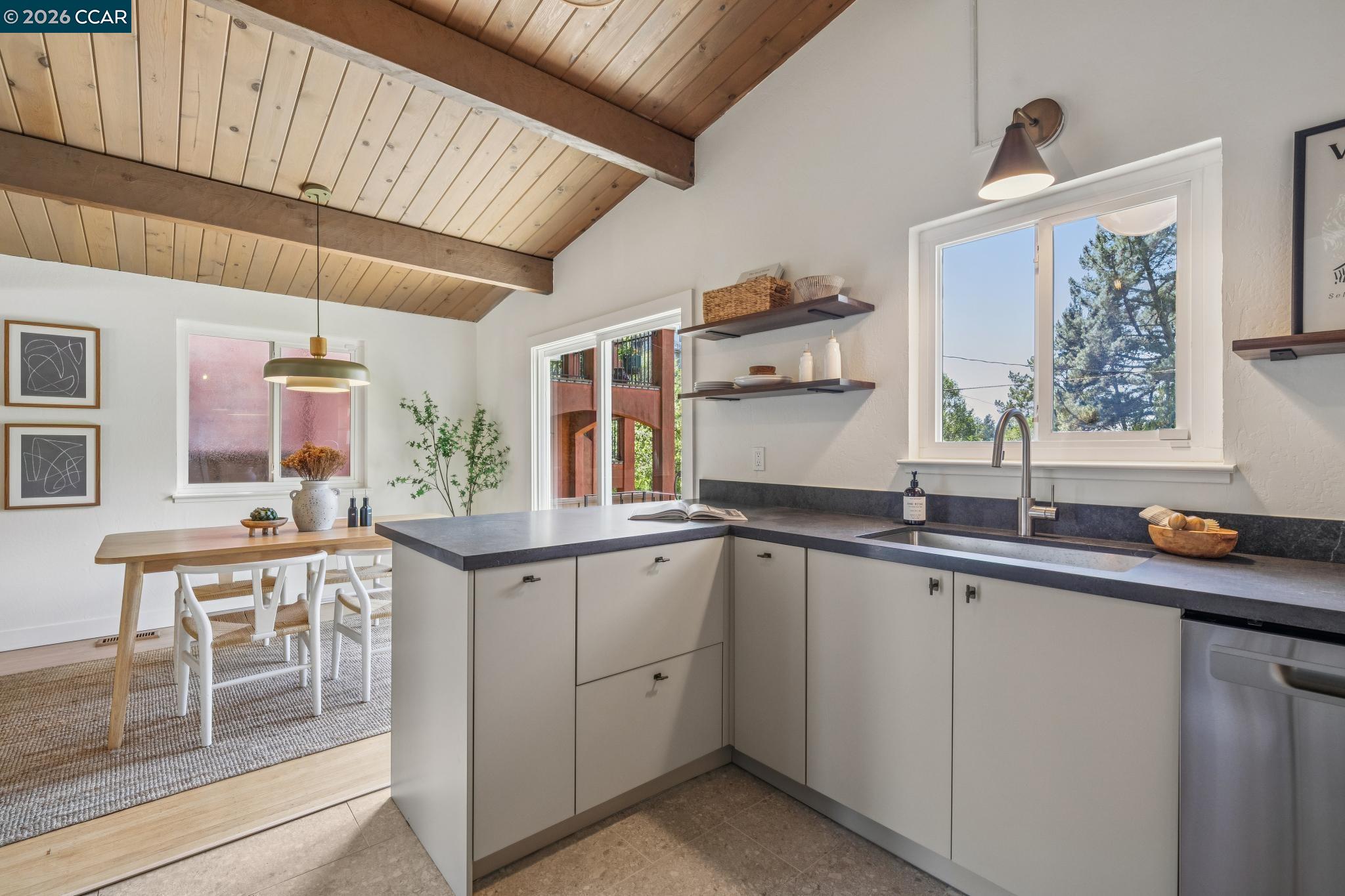 Detail Gallery Image 11 of 47 For 6728 Aitken Dr, Oakland,  CA 94611 - 2 Beds | 1 Baths