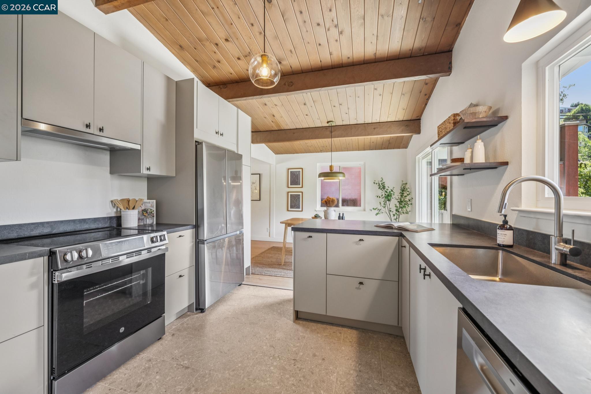 Detail Gallery Image 12 of 47 For 6728 Aitken Dr, Oakland,  CA 94611 - 2 Beds | 1 Baths