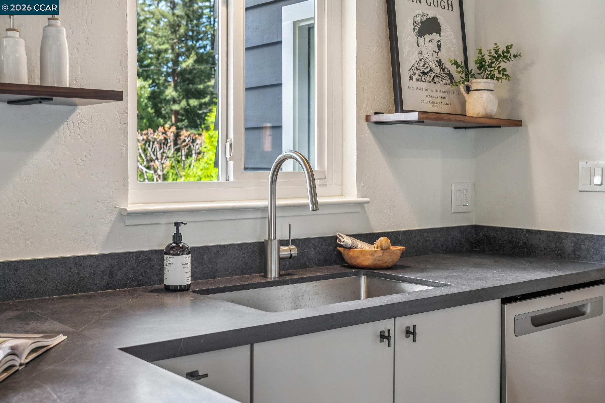 Detail Gallery Image 13 of 47 For 6728 Aitken Dr, Oakland,  CA 94611 - 2 Beds | 1 Baths