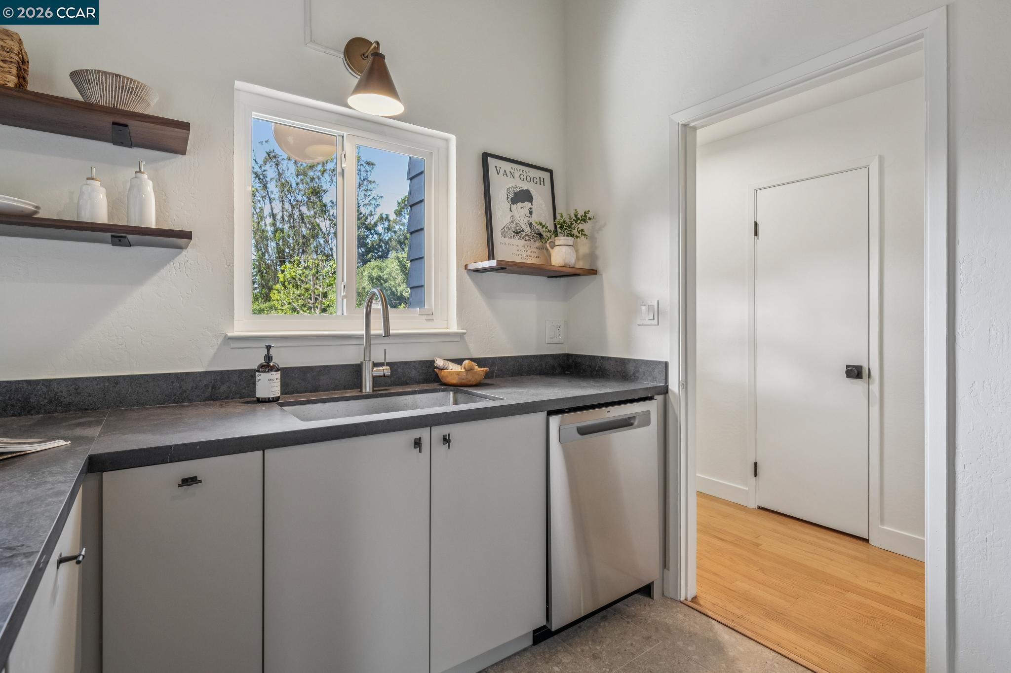 Detail Gallery Image 14 of 47 For 6728 Aitken Dr, Oakland,  CA 94611 - 2 Beds | 1 Baths