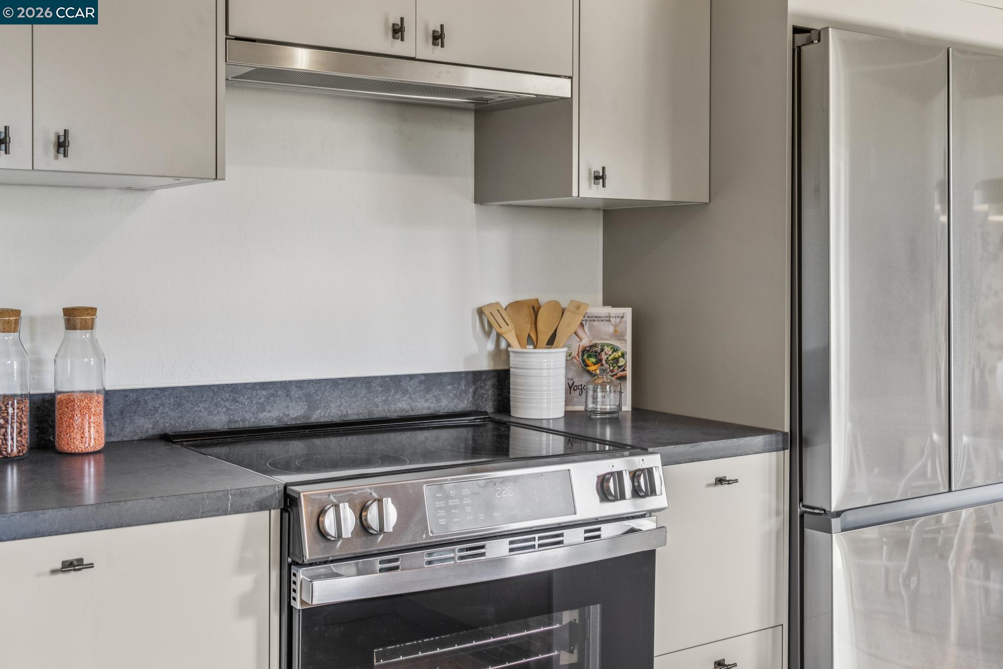 Detail Gallery Image 15 of 47 For 6728 Aitken Dr, Oakland,  CA 94611 - 2 Beds | 1 Baths