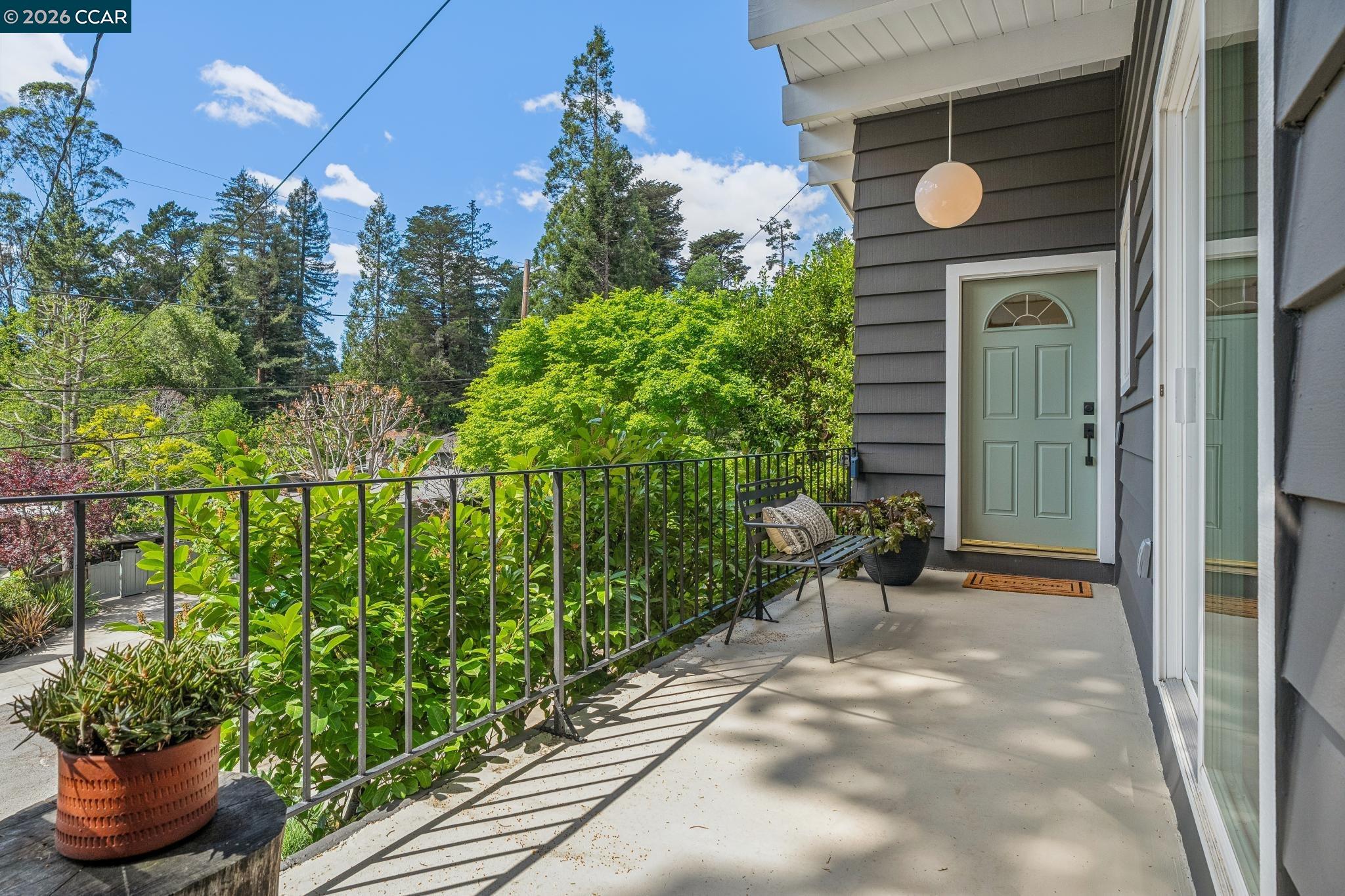 Detail Gallery Image 3 of 47 For 6728 Aitken Dr, Oakland,  CA 94611 - 2 Beds | 1 Baths