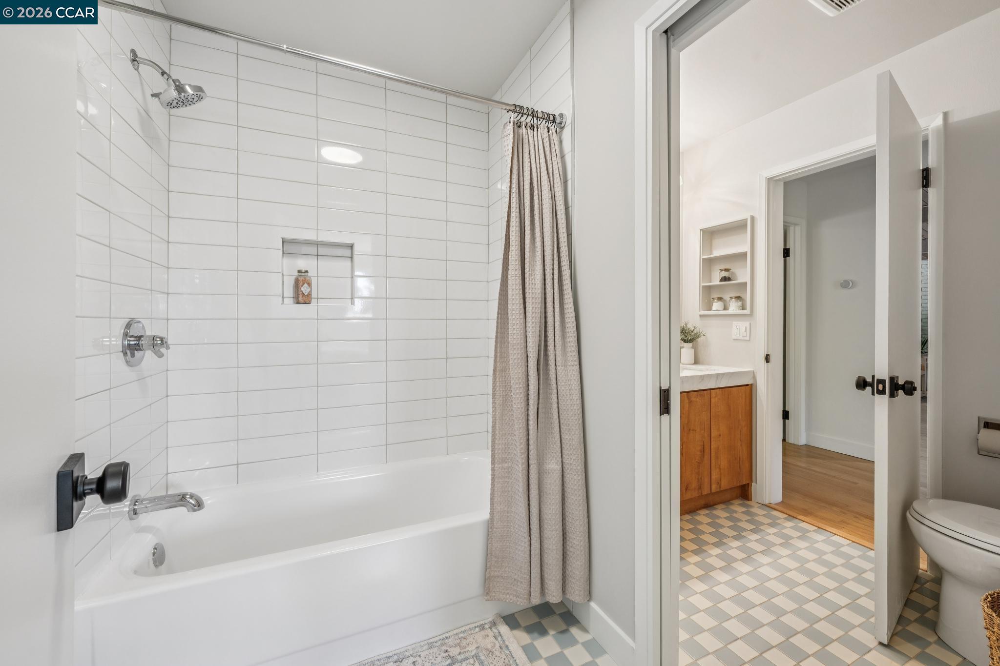 Detail Gallery Image 21 of 47 For 6728 Aitken Dr, Oakland,  CA 94611 - 2 Beds | 1 Baths