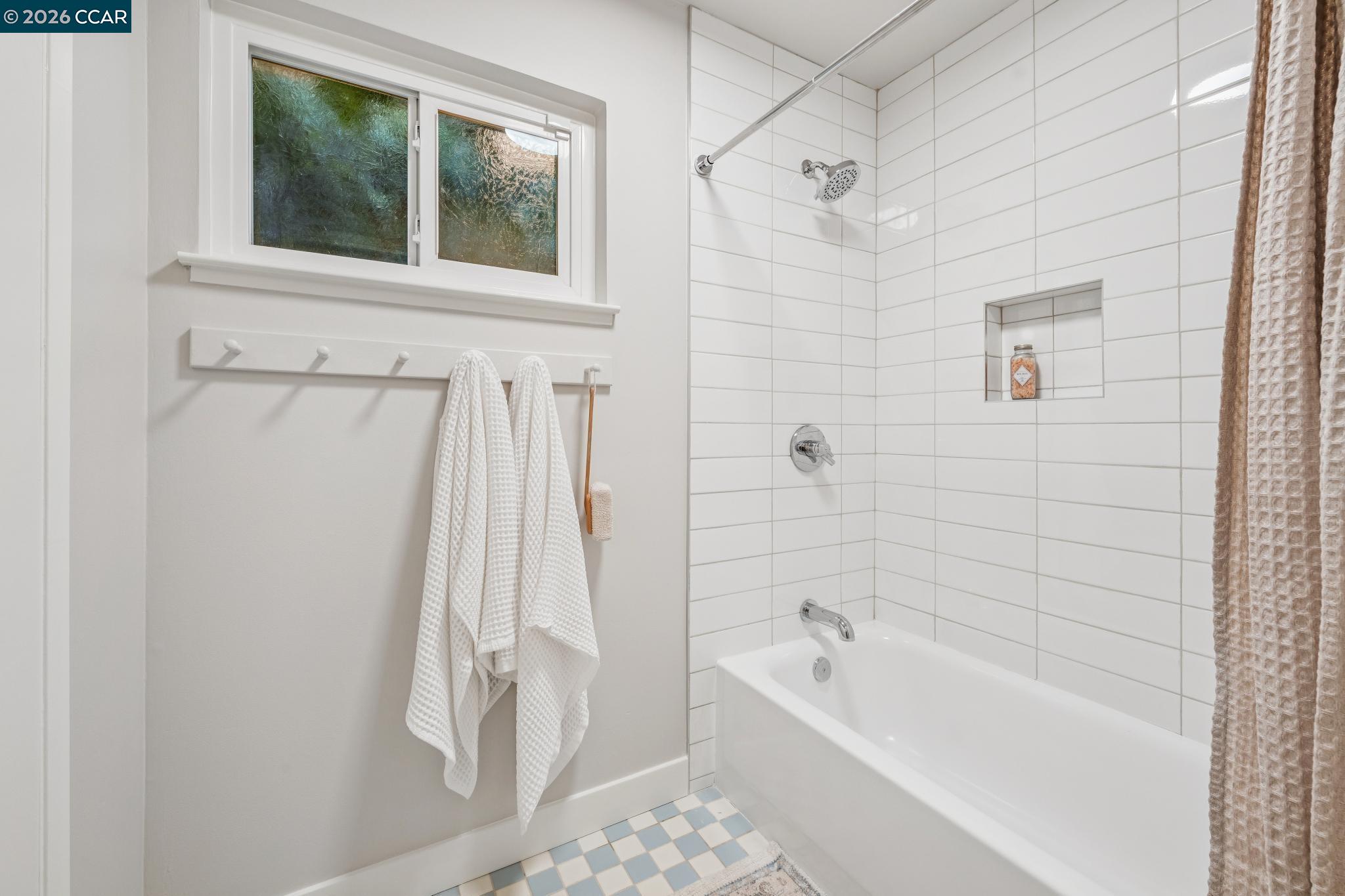 Detail Gallery Image 24 of 47 For 6728 Aitken Dr, Oakland,  CA 94611 - 2 Beds | 1 Baths