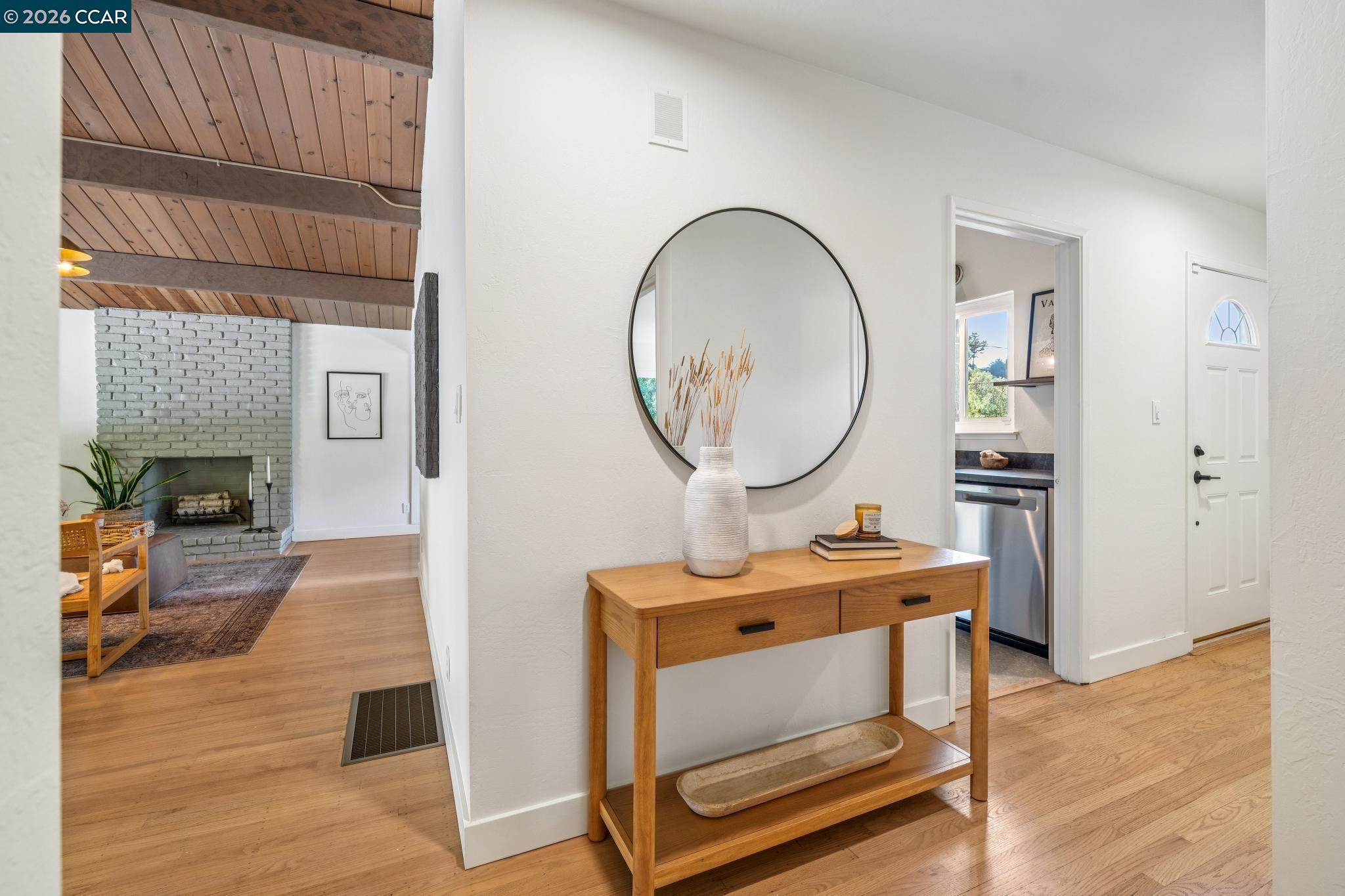 Detail Gallery Image 4 of 47 For 6728 Aitken Dr, Oakland,  CA 94611 - 2 Beds | 1 Baths