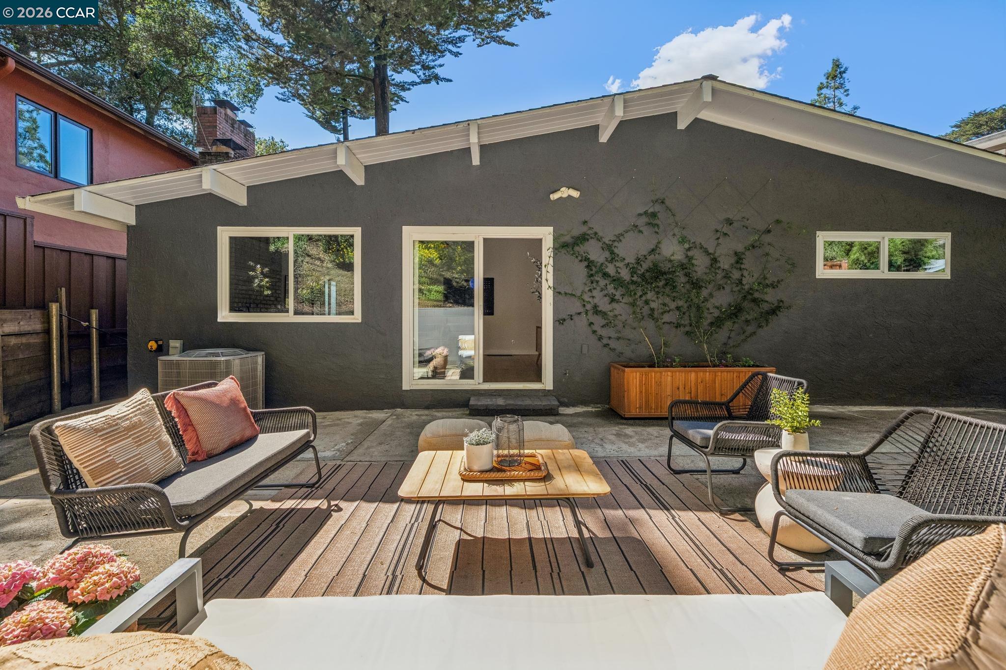 Detail Gallery Image 39 of 47 For 6728 Aitken Dr, Oakland,  CA 94611 - 2 Beds | 1 Baths