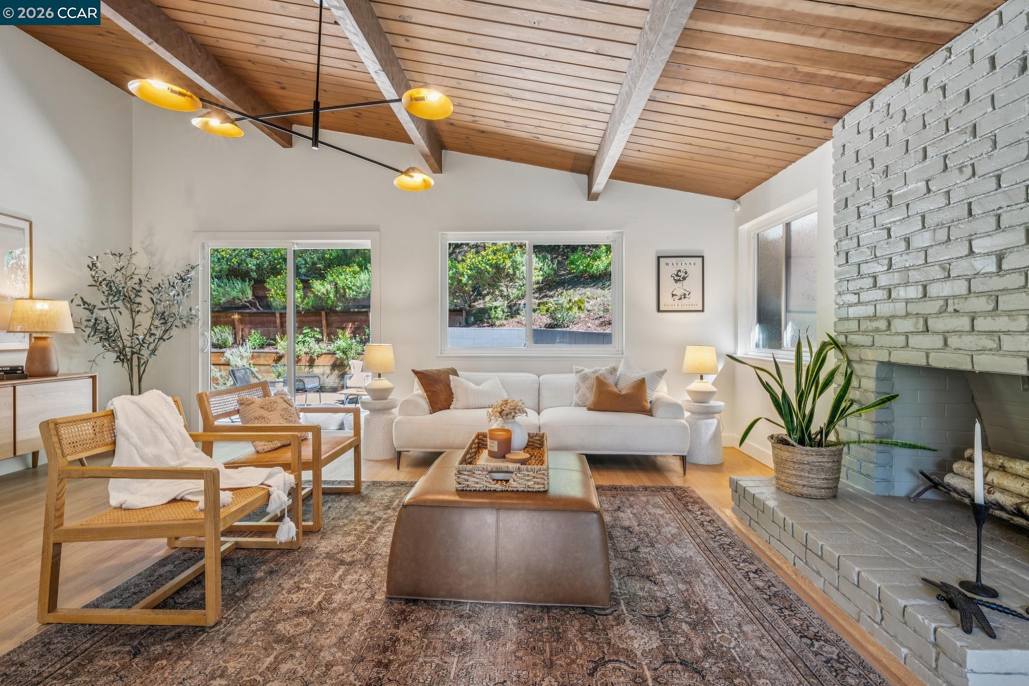 Detail Gallery Image 5 of 47 For 6728 Aitken Dr, Oakland,  CA 94611 - 2 Beds | 1 Baths