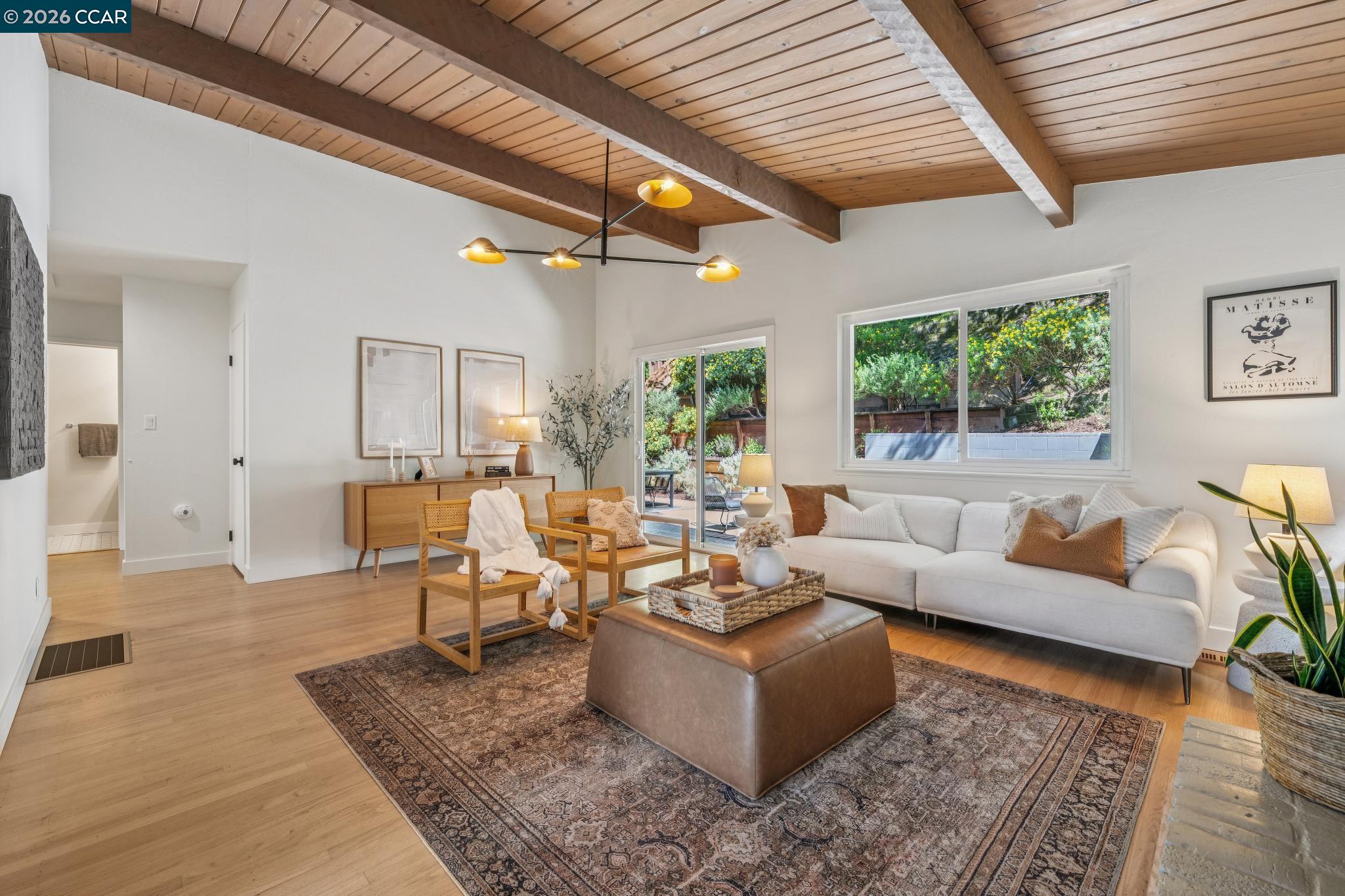 Detail Gallery Image 6 of 47 For 6728 Aitken Dr, Oakland,  CA 94611 - 2 Beds | 1 Baths