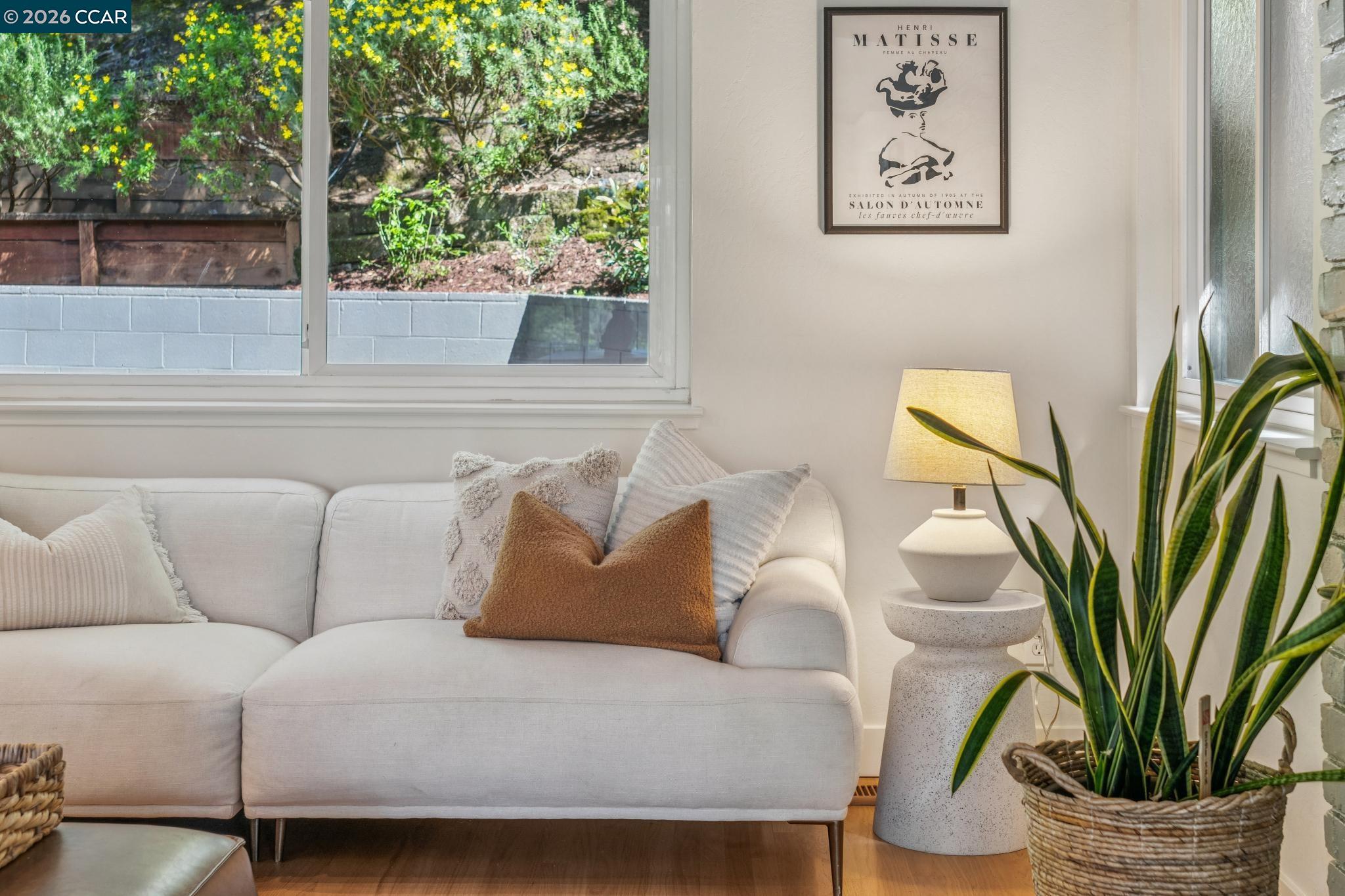 Detail Gallery Image 7 of 47 For 6728 Aitken Dr, Oakland,  CA 94611 - 2 Beds | 1 Baths