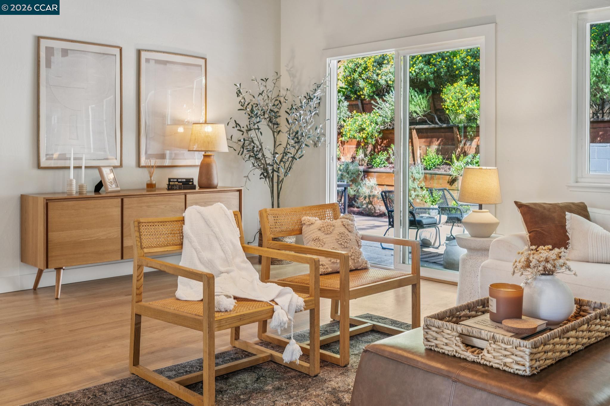 Detail Gallery Image 8 of 47 For 6728 Aitken Dr, Oakland,  CA 94611 - 2 Beds | 1 Baths