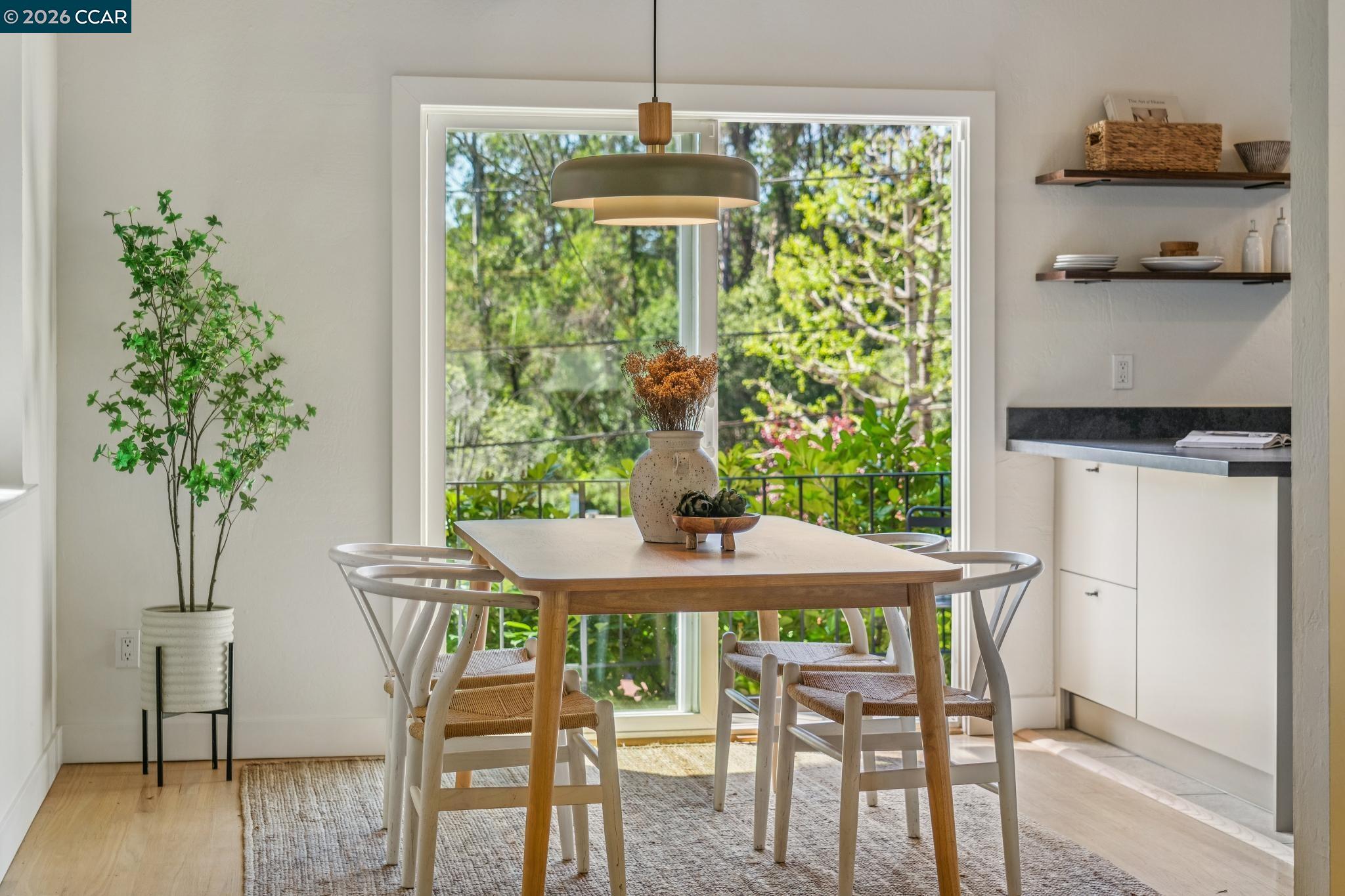 Detail Gallery Image 10 of 47 For 6728 Aitken Dr, Oakland,  CA 94611 - 2 Beds | 1 Baths