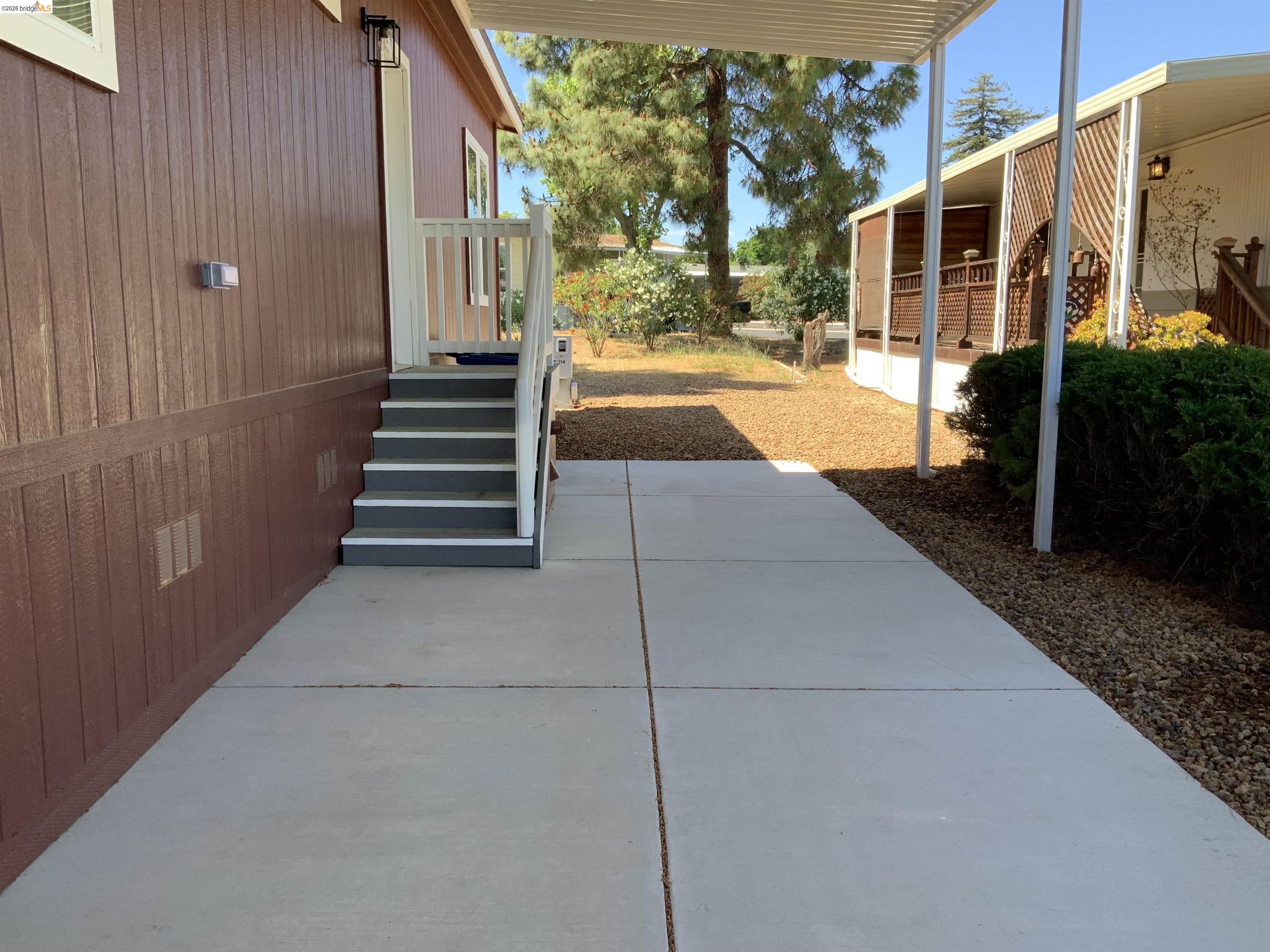 Detail Gallery Image 4 of 35 For 214 Maui Dr., Pittsburg,  CA 94565-0000 - 2 Beds | 2 Baths