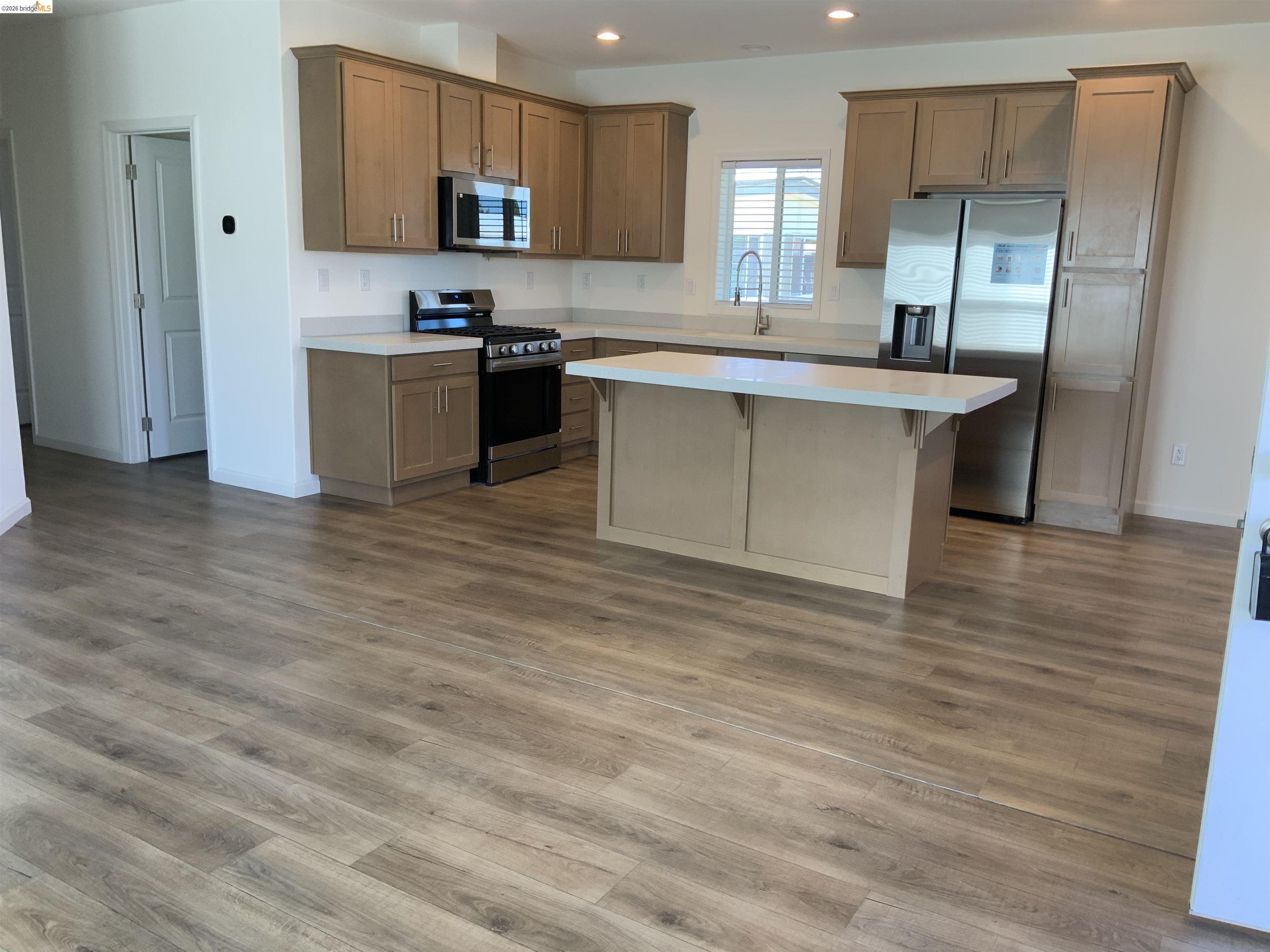 Detail Gallery Image 6 of 35 For 214 Maui Dr., Pittsburg,  CA 94565-0000 - 2 Beds | 2 Baths