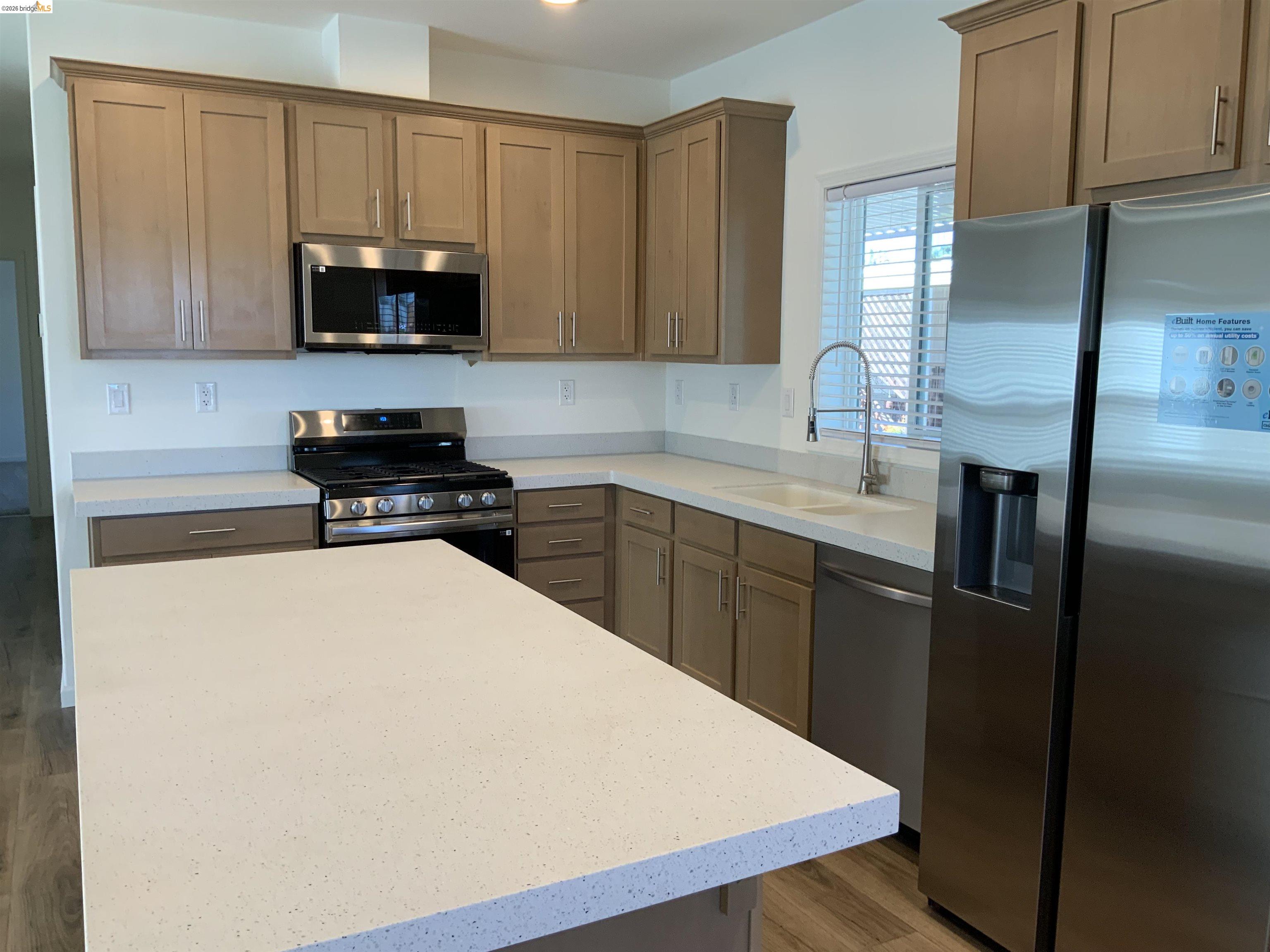 Detail Gallery Image 10 of 35 For 214 Maui Dr., Pittsburg,  CA 94565-0000 - 2 Beds | 2 Baths