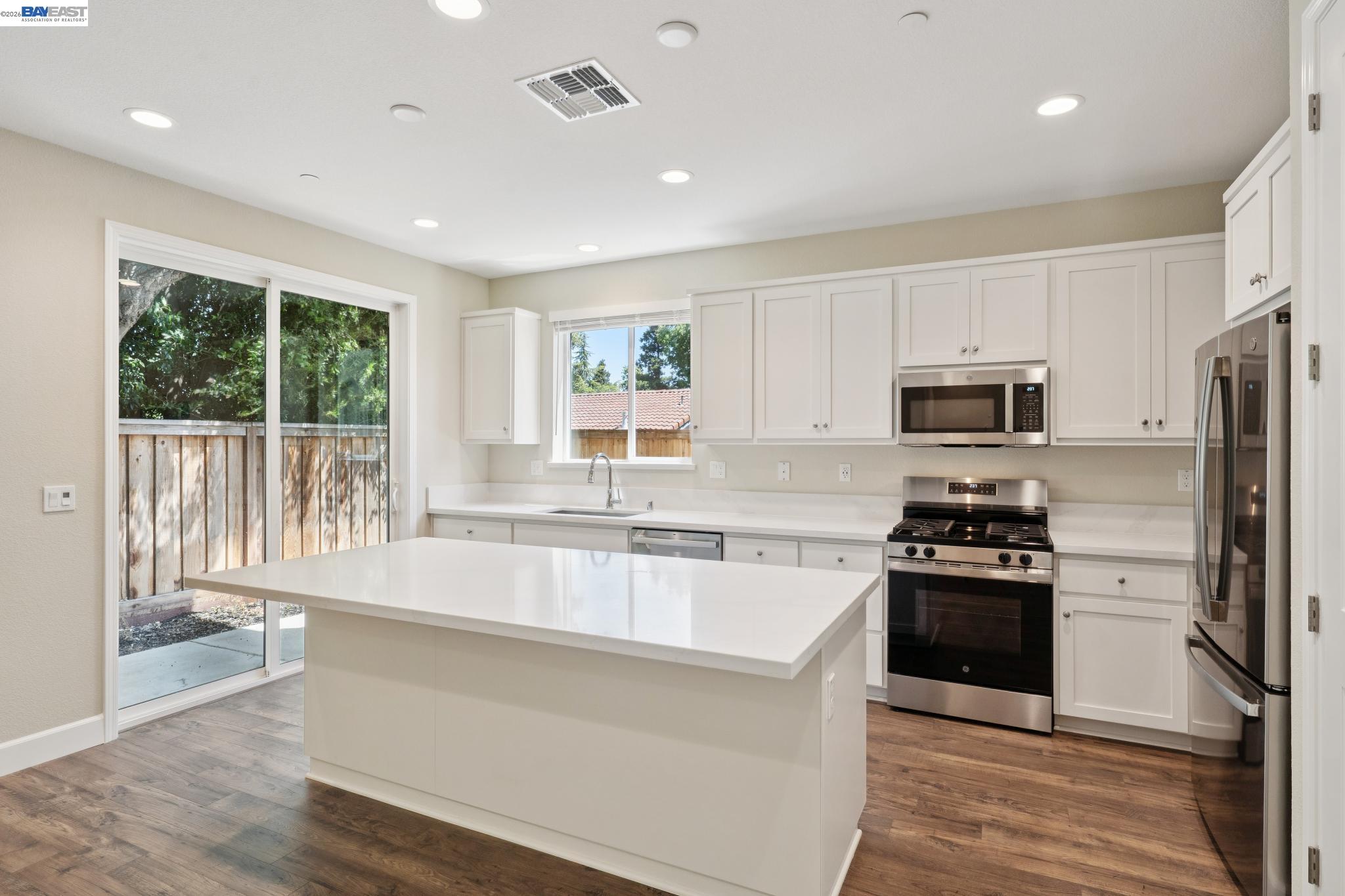 Detail Gallery Image 9 of 50 For 122 Creek View Cir, Fairfield,  CA 94533 - 5 Beds | 3 Baths