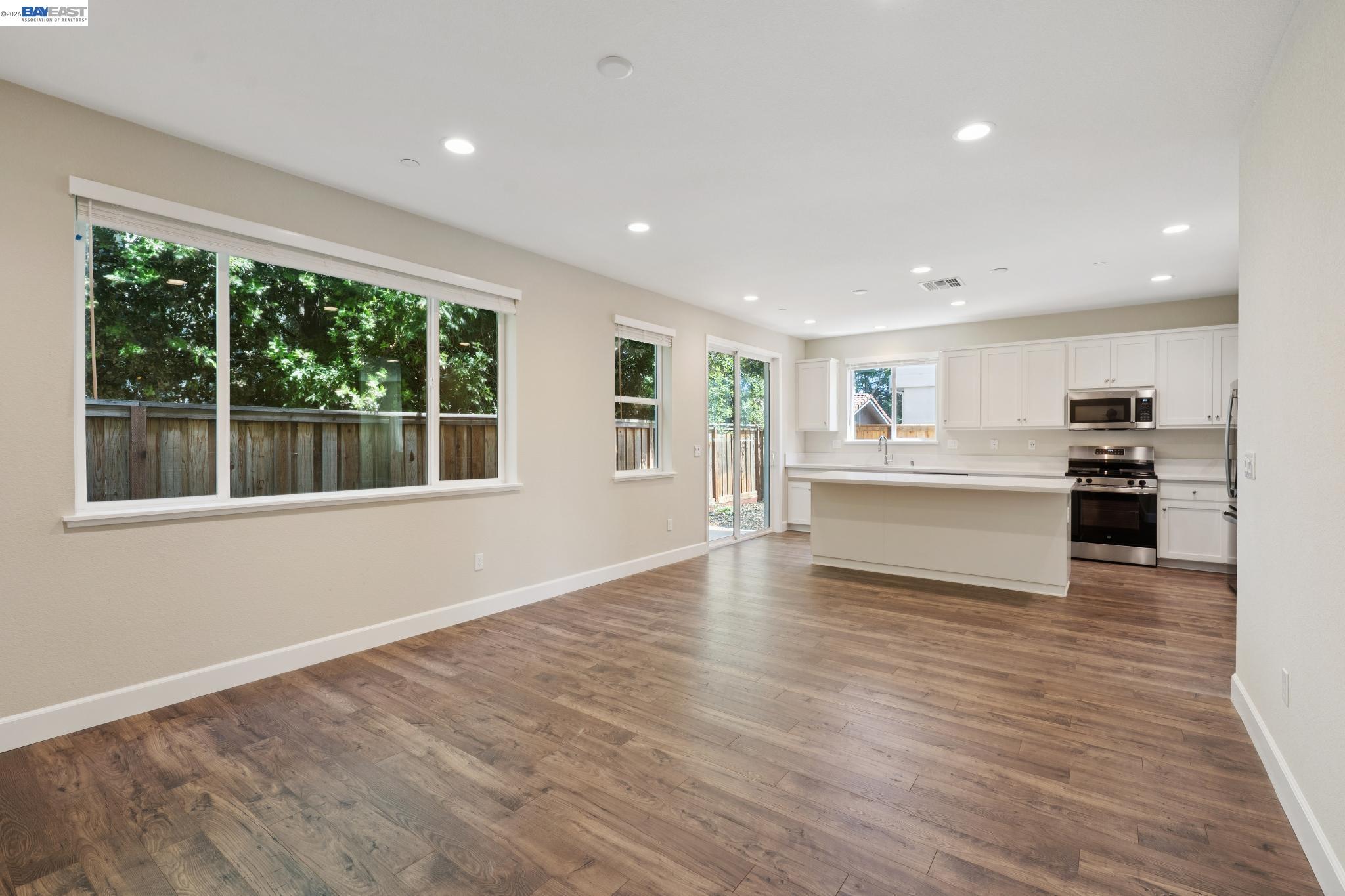 Detail Gallery Image 14 of 50 For 122 Creek View Cir, Fairfield,  CA 94533 - 5 Beds | 3 Baths