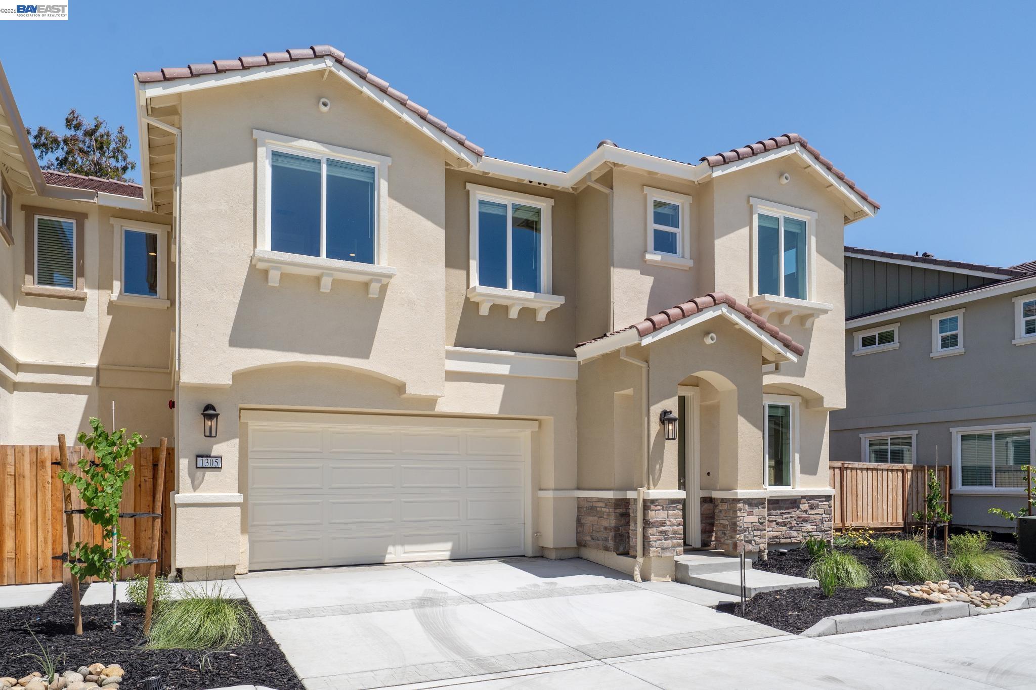 Detail Gallery Image 3 of 50 For 122 Creek View Cir, Fairfield,  CA 94533 - 5 Beds | 3 Baths