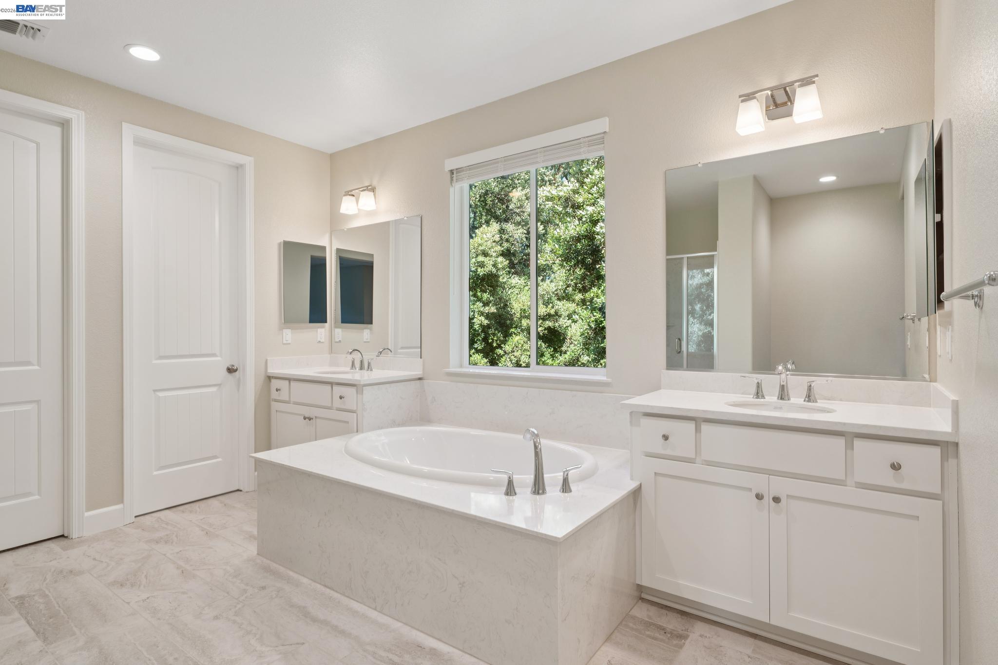 Detail Gallery Image 28 of 50 For 122 Creek View Cir, Fairfield,  CA 94533 - 5 Beds | 3 Baths