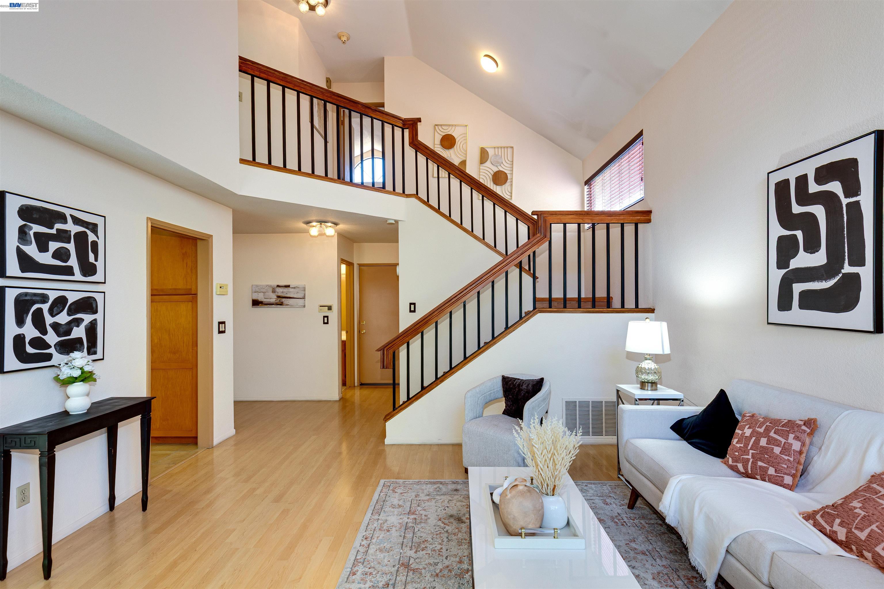 Detail Gallery Image 2 of 22 For 35 Leonard Ct, Alameda,  CA 94502 - 2 Beds | 2/1 Baths