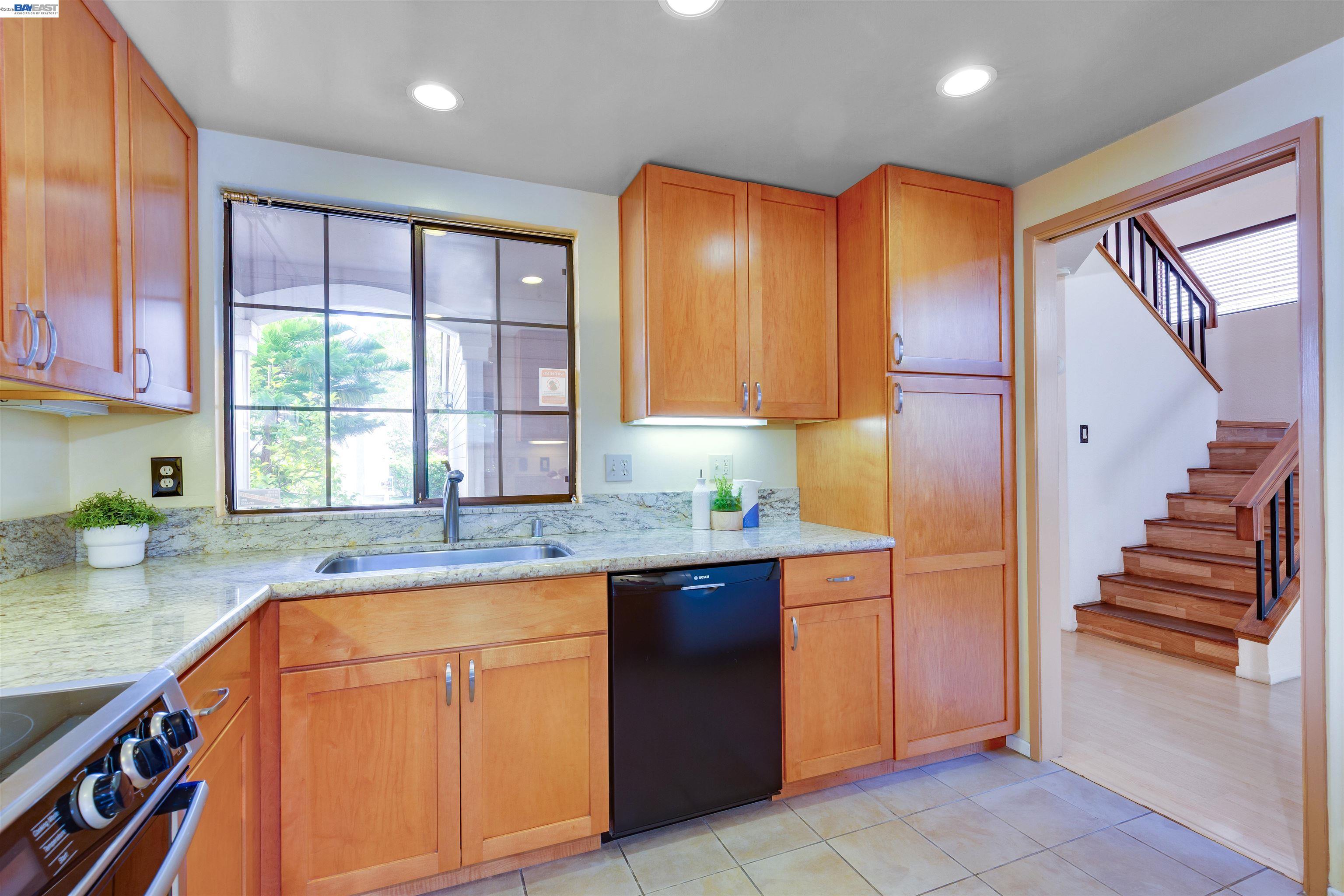 Detail Gallery Image 11 of 22 For 35 Leonard Ct, Alameda,  CA 94502 - 2 Beds | 2/1 Baths