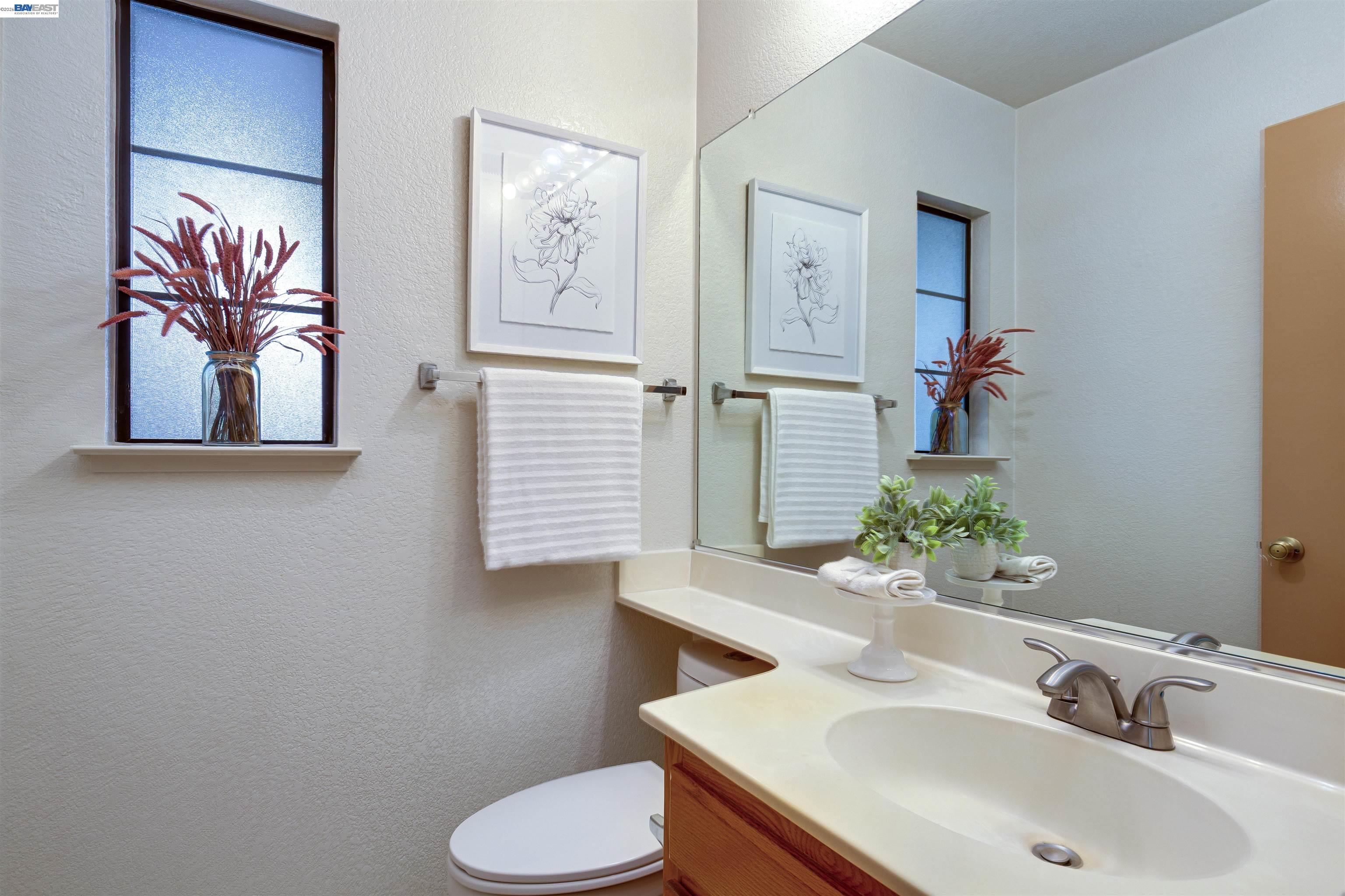 Detail Gallery Image 13 of 22 For 35 Leonard Ct, Alameda,  CA 94502 - 2 Beds | 2/1 Baths