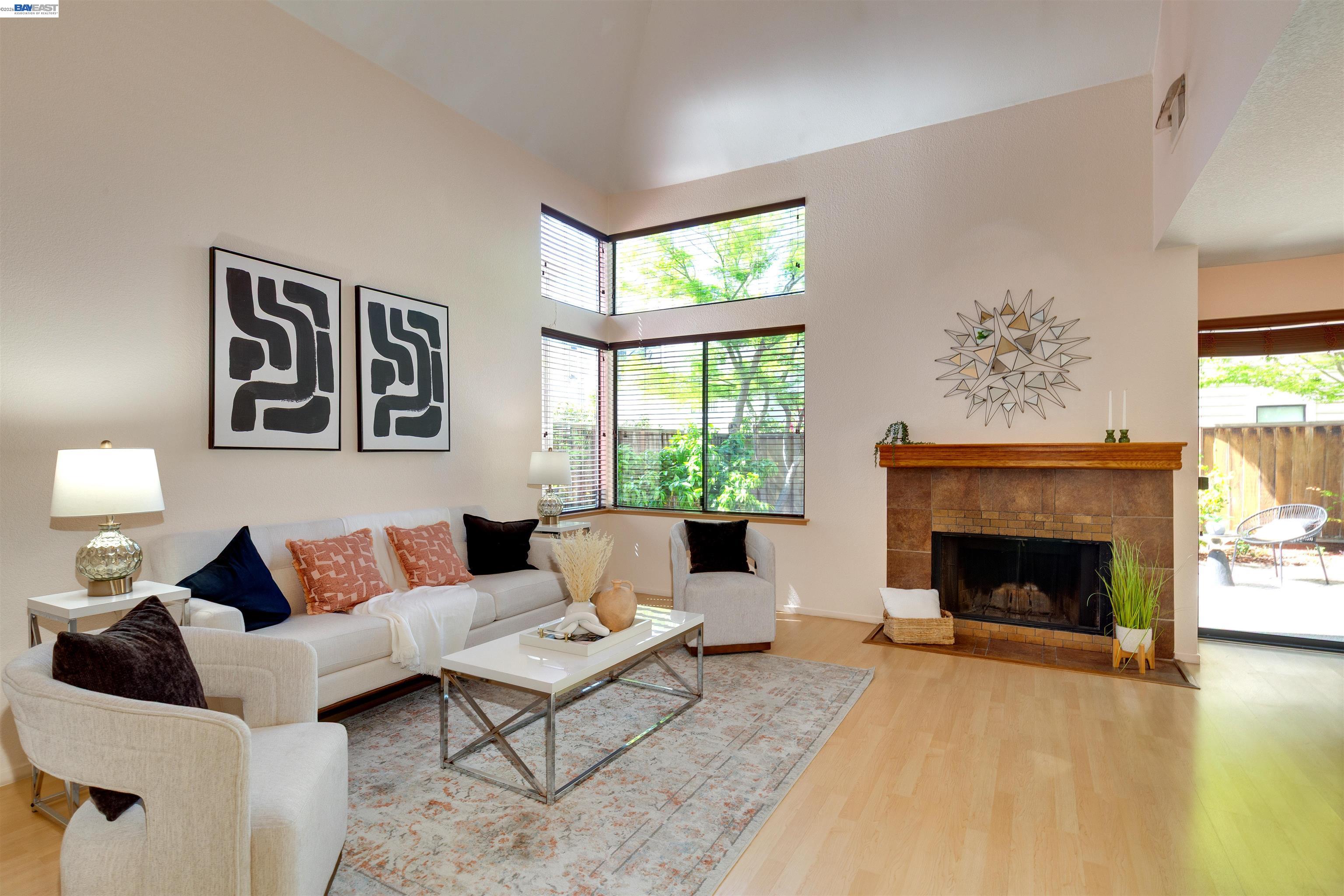 Detail Gallery Image 4 of 22 For 35 Leonard Ct, Alameda,  CA 94502 - 2 Beds | 2/1 Baths