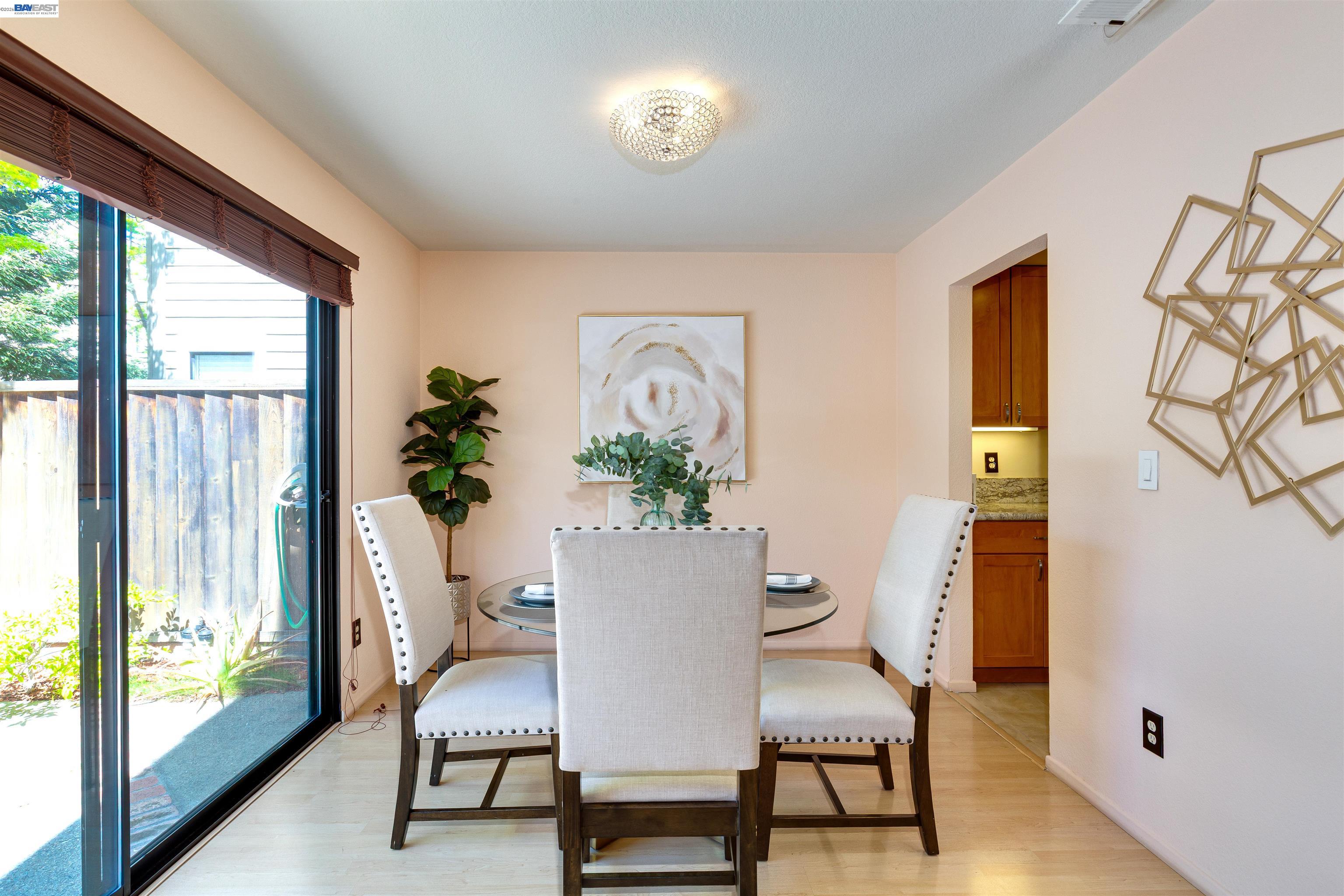 Detail Gallery Image 8 of 22 For 35 Leonard Ct, Alameda,  CA 94502 - 2 Beds | 2/1 Baths