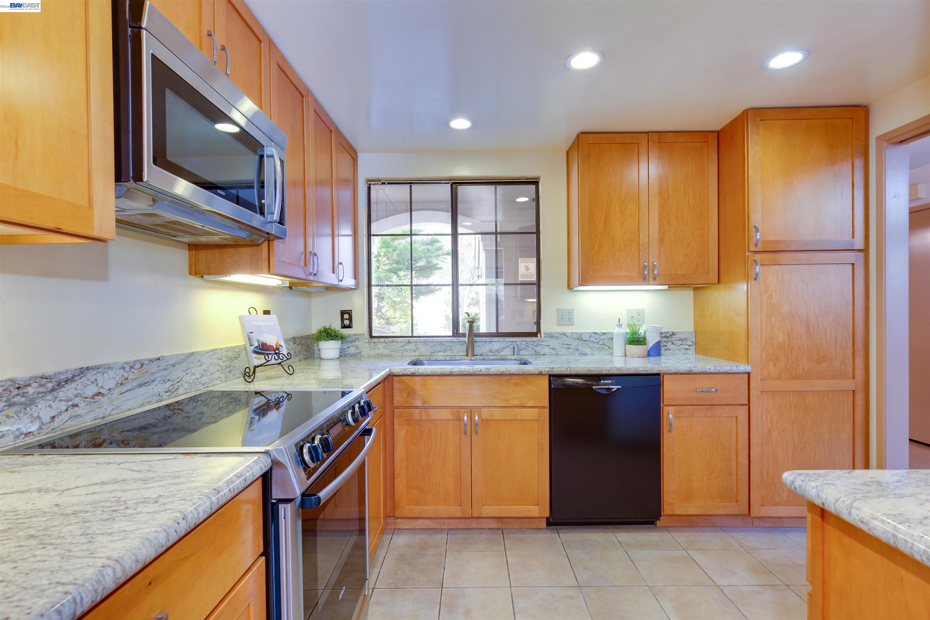 Detail Gallery Image 10 of 22 For 35 Leonard Ct, Alameda,  CA 94502 - 2 Beds | 2/1 Baths