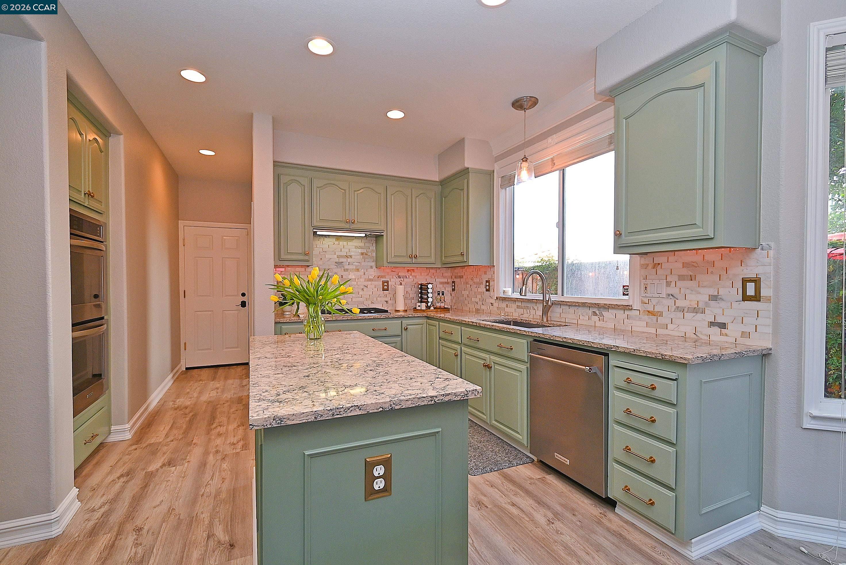 Detail Gallery Image 11 of 50 For 829 Deer Spring Cir, Concord,  CA 94521 - 5 Beds | 2/1 Baths