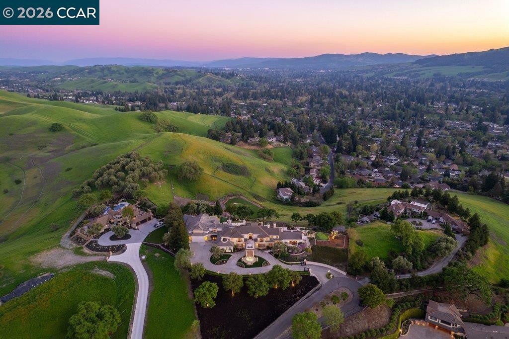 Detail Gallery Image 3 of 54 For 251 Santiago Ln, Danville,  CA 94526 - 7 Beds | 7/2 Baths