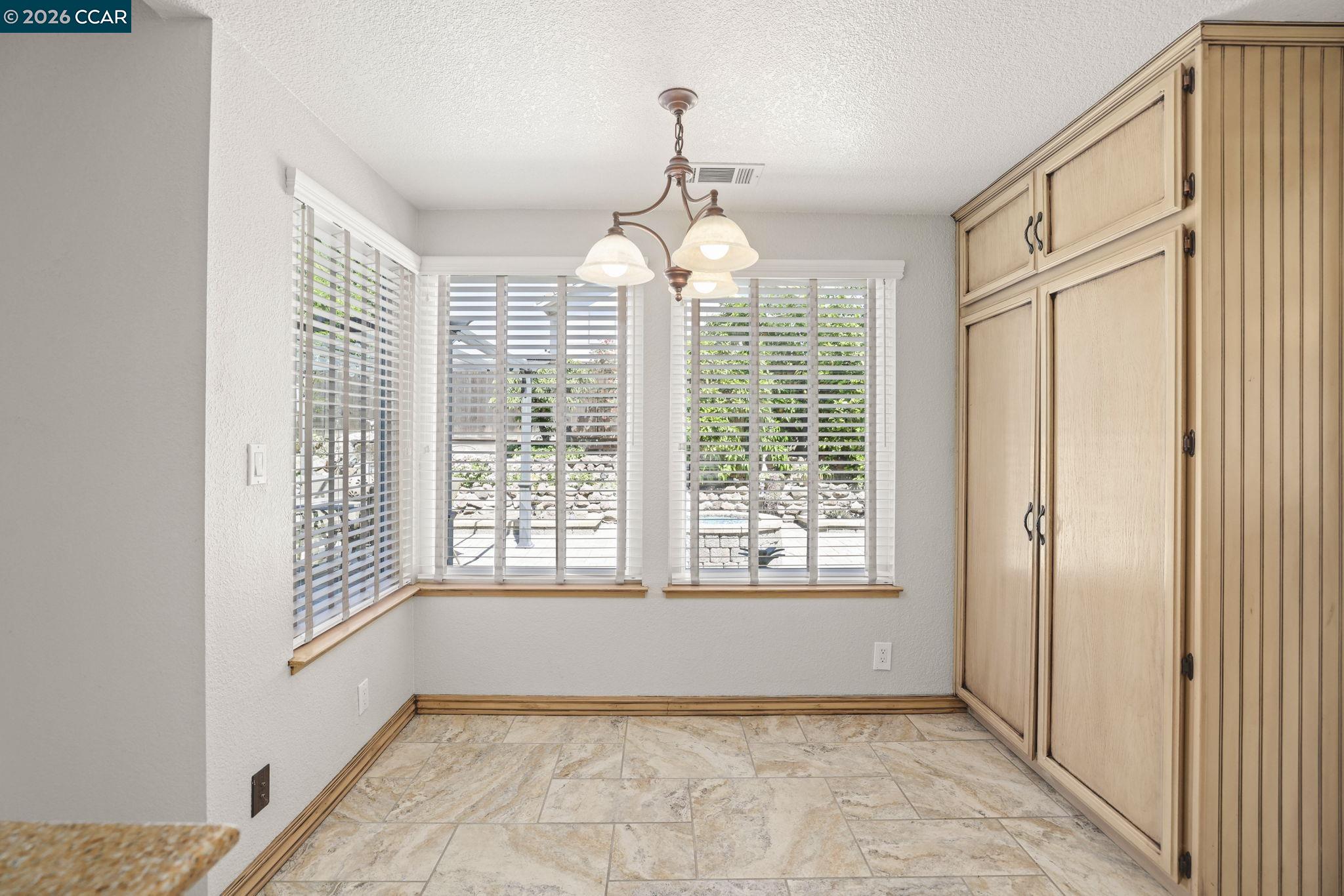 Detail Gallery Image 14 of 35 For 4849 Highlands Way, Antioch,  CA 94531 - 4 Beds | 2/1 Baths