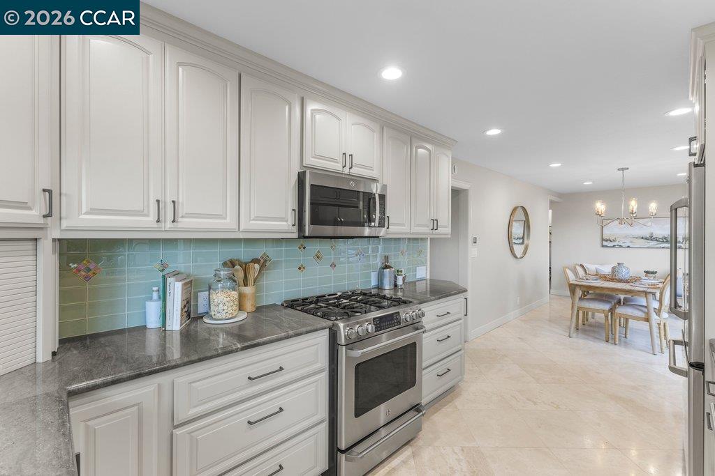 Detail Gallery Image 11 of 53 For 14 Springhill Lane, Lafayette,  CA 94929 - 4 Beds | 3 Baths