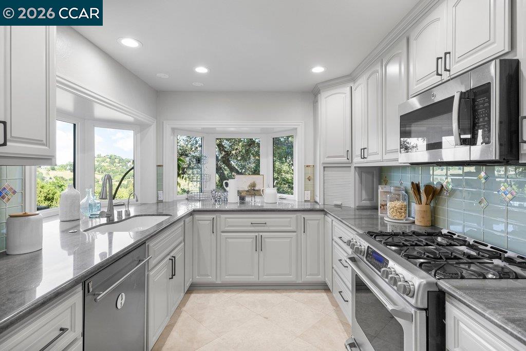 Detail Gallery Image 10 of 53 For 14 Springhill Lane, Lafayette,  CA 94929 - 4 Beds | 3 Baths