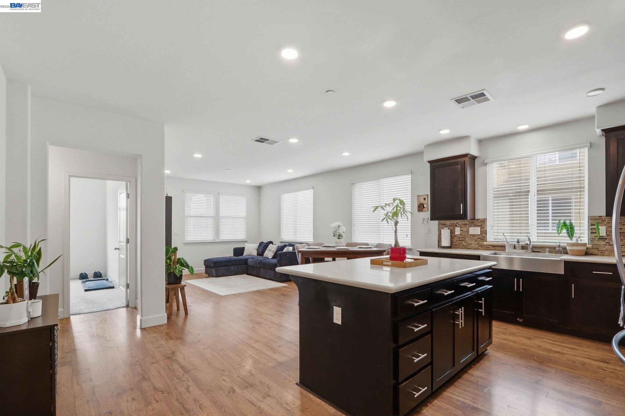 Detail Gallery Image 2 of 34 For 5659 Daylily St, Newark,  CA 94560 - 3 Beds | 3 Baths