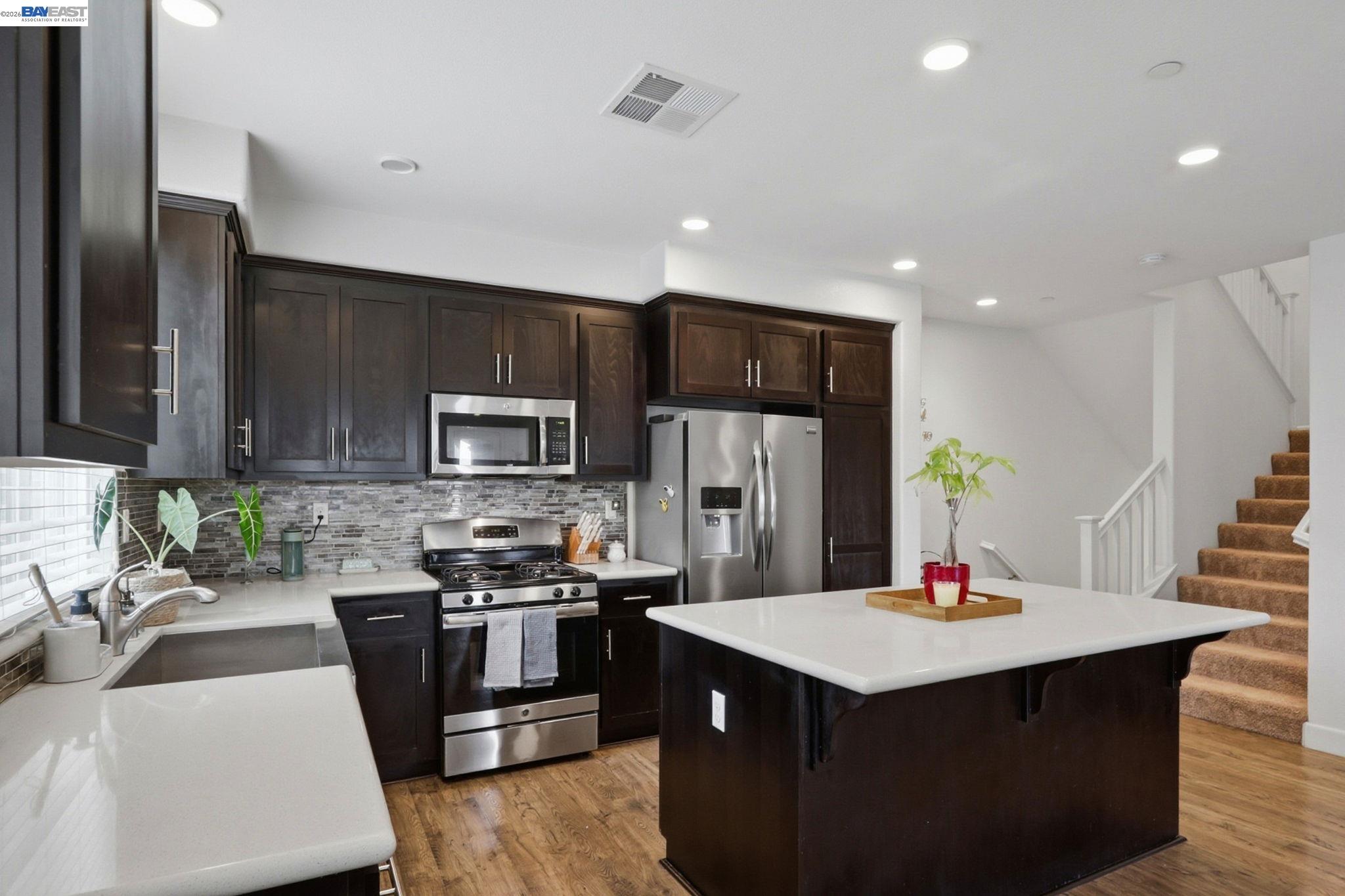 Detail Gallery Image 10 of 34 For 5659 Daylily St, Newark,  CA 94560 - 3 Beds | 3 Baths