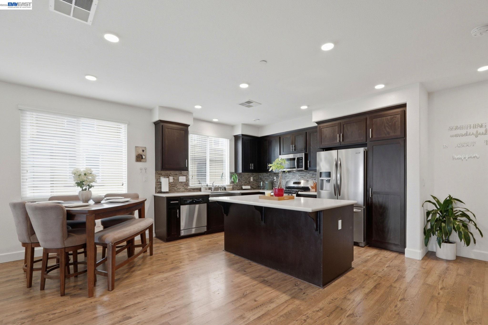 Detail Gallery Image 3 of 34 For 5659 Daylily St, Newark,  CA 94560 - 3 Beds | 3 Baths