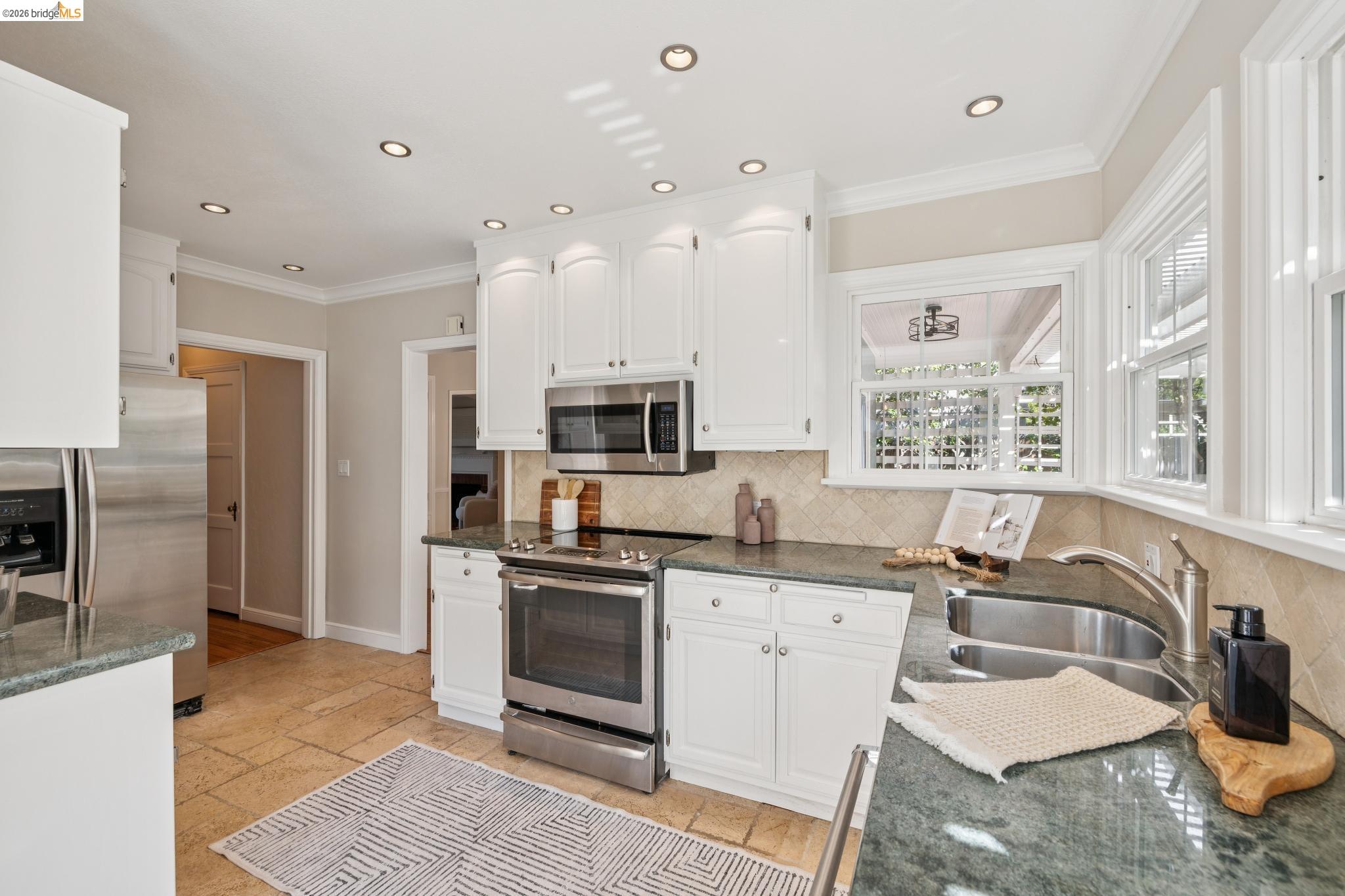 Detail Gallery Image 12 of 57 For 1193 Glen Dr., San Leandro,  CA 94577 - 3 Beds | 2/1 Baths