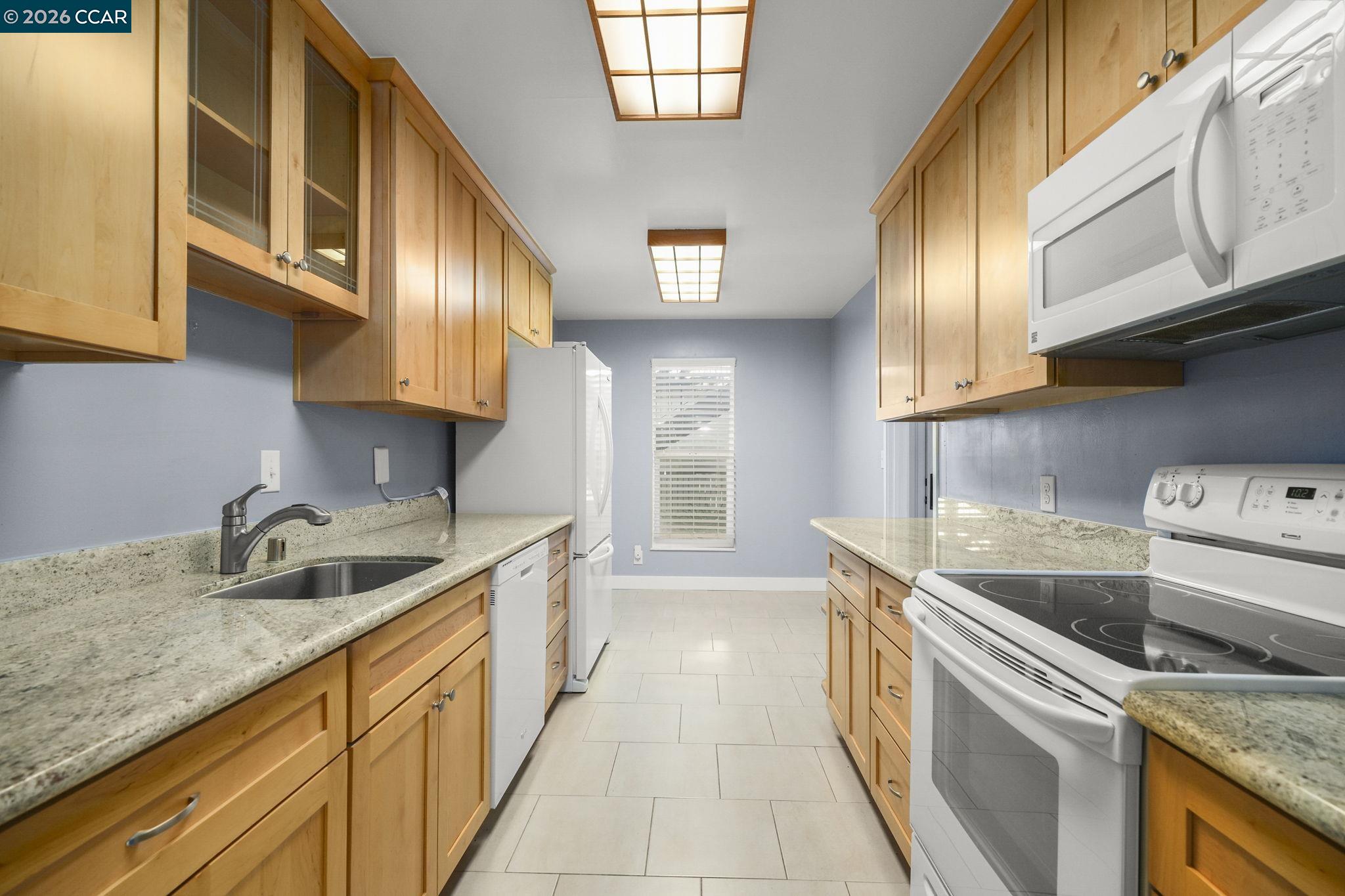 Detail Gallery Image 10 of 28 For 651 Moraga Rd #13,  Moraga,  CA 94556 - 3 Beds | 2 Baths