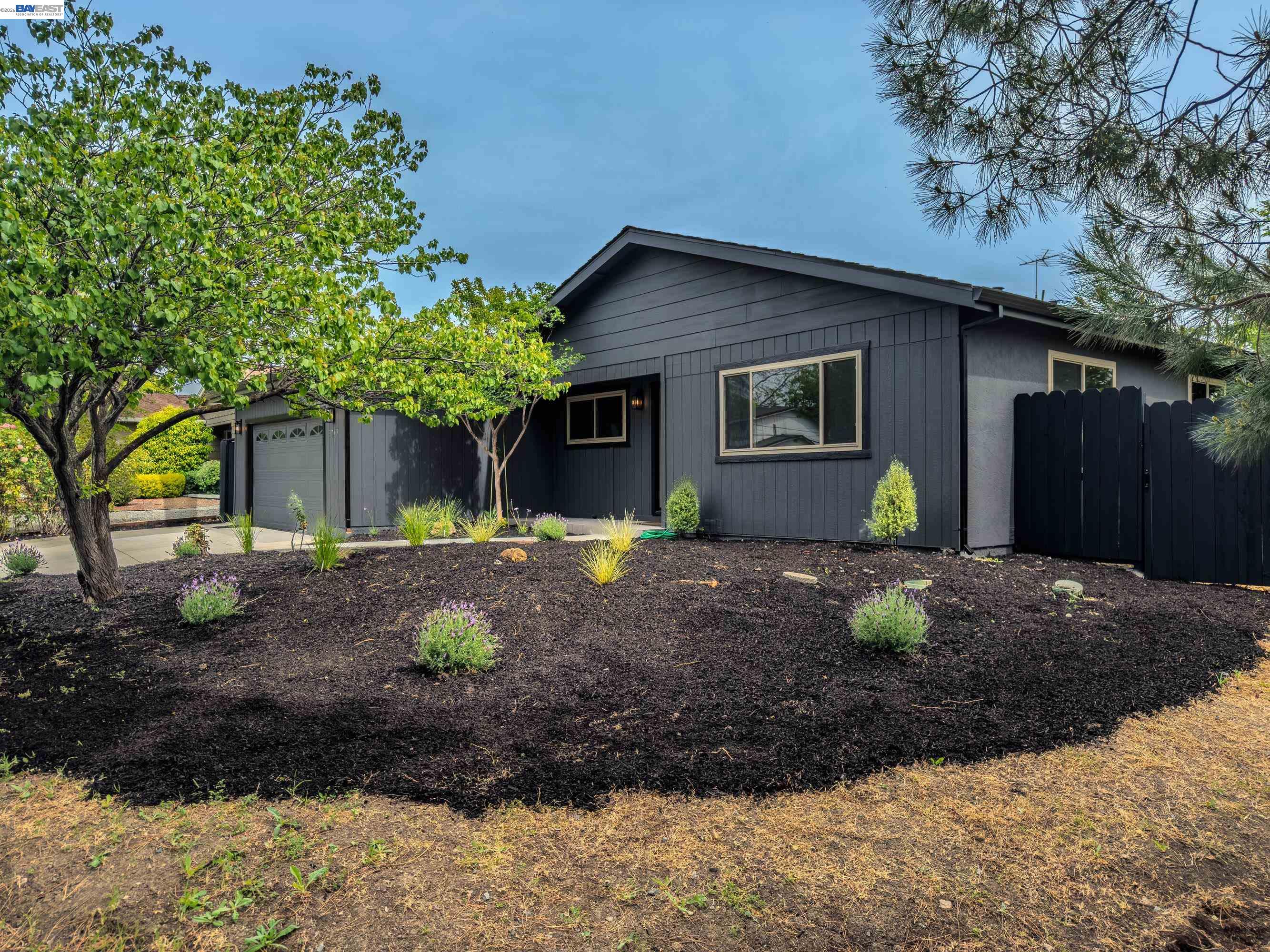 Detail Gallery Image 4 of 39 For 3743 Sanford St, Concord,  CA 94520 - 4 Beds | 2 Baths