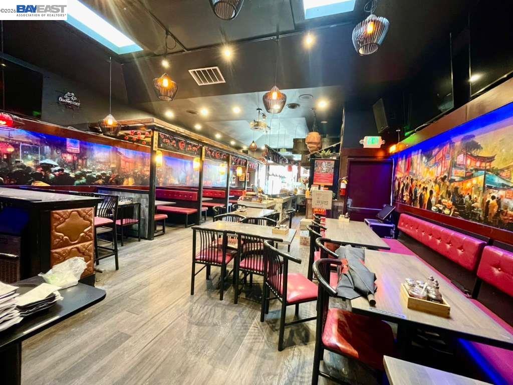 Detail Gallery Image 4 of 8 For 366 8th St, Oakland,  CA 94607 - – Beds | – Baths