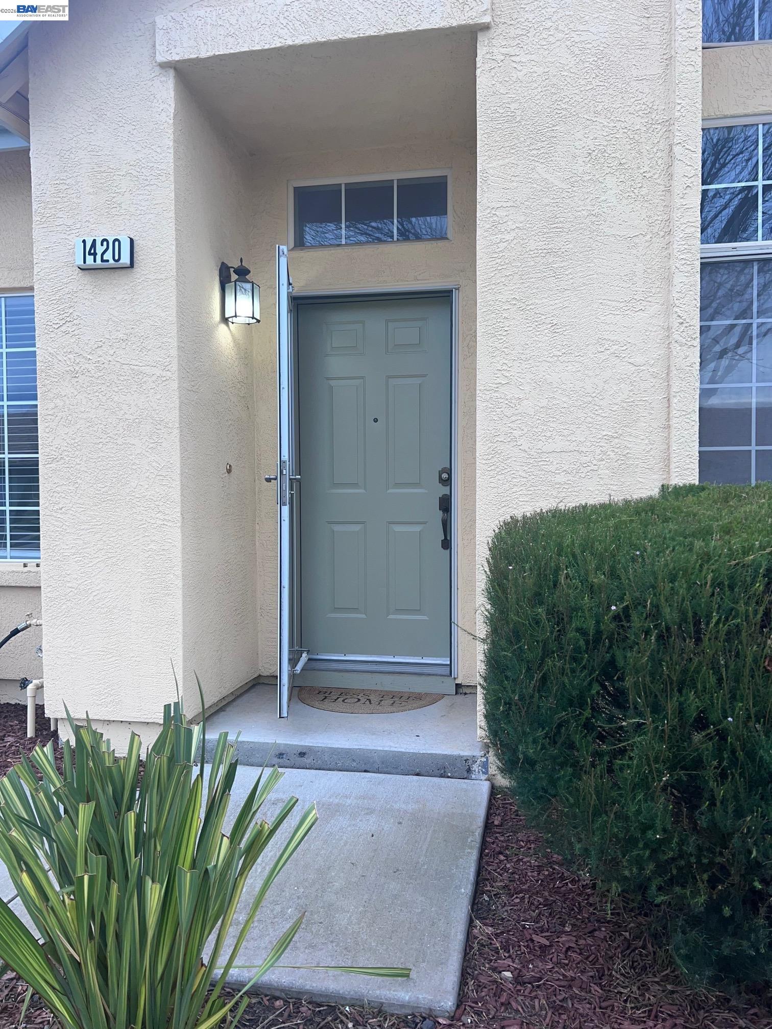 Detail Gallery Image 3 of 31 For 1420 Teakwood Way, Tracy,  CA 95376 - 3 Beds | 2/1 Baths